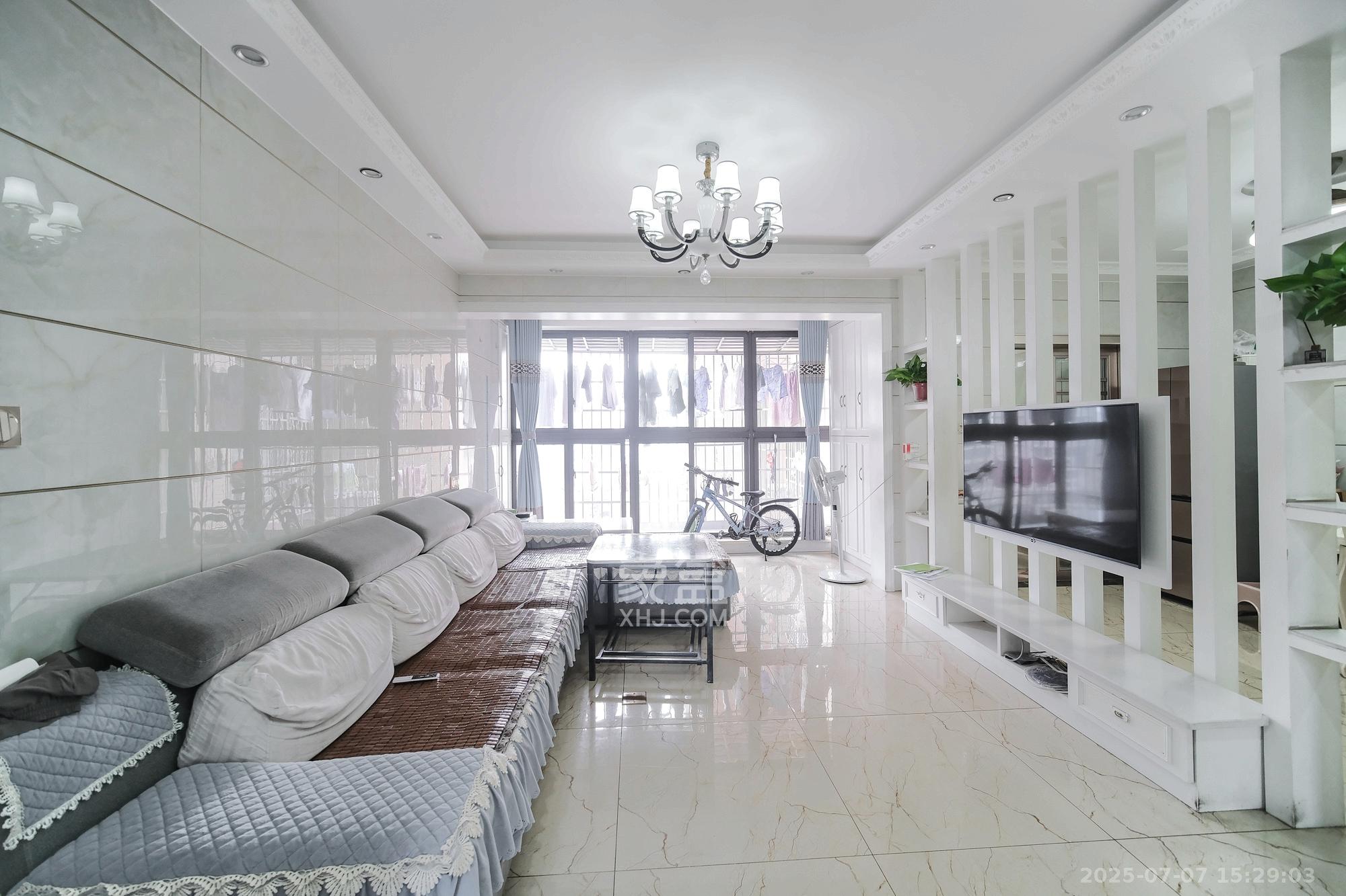 盛地春天里 4室2厅2卫 65.0万 盛地春天里 4室2厅2卫 65.0万客厅