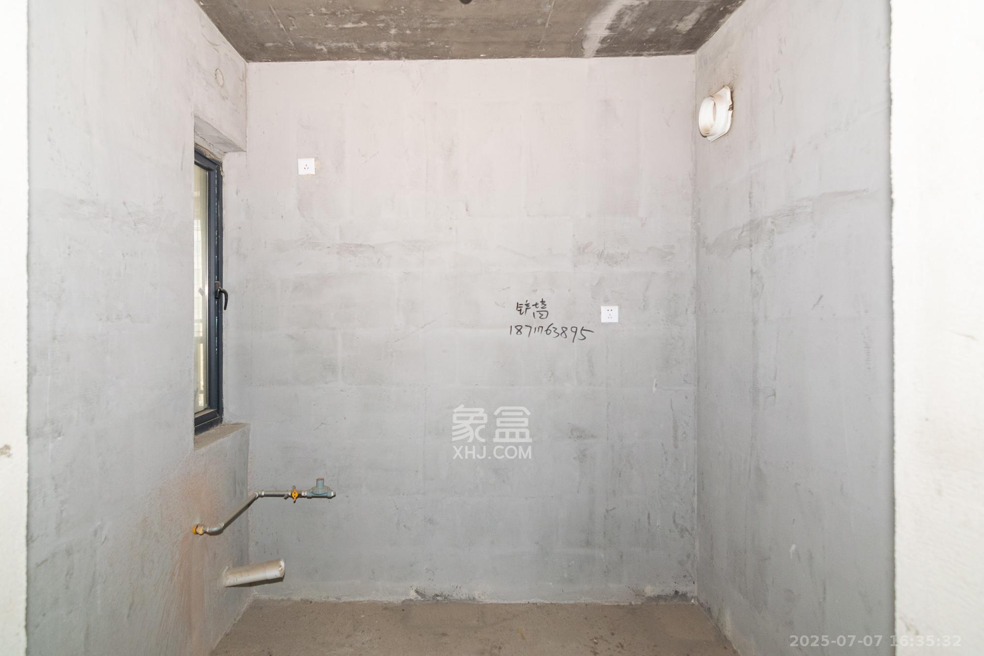 澳海谷山府 4室2厅2卫 100.0万 澳海谷山府 4室2厅2卫 100.0万厨房