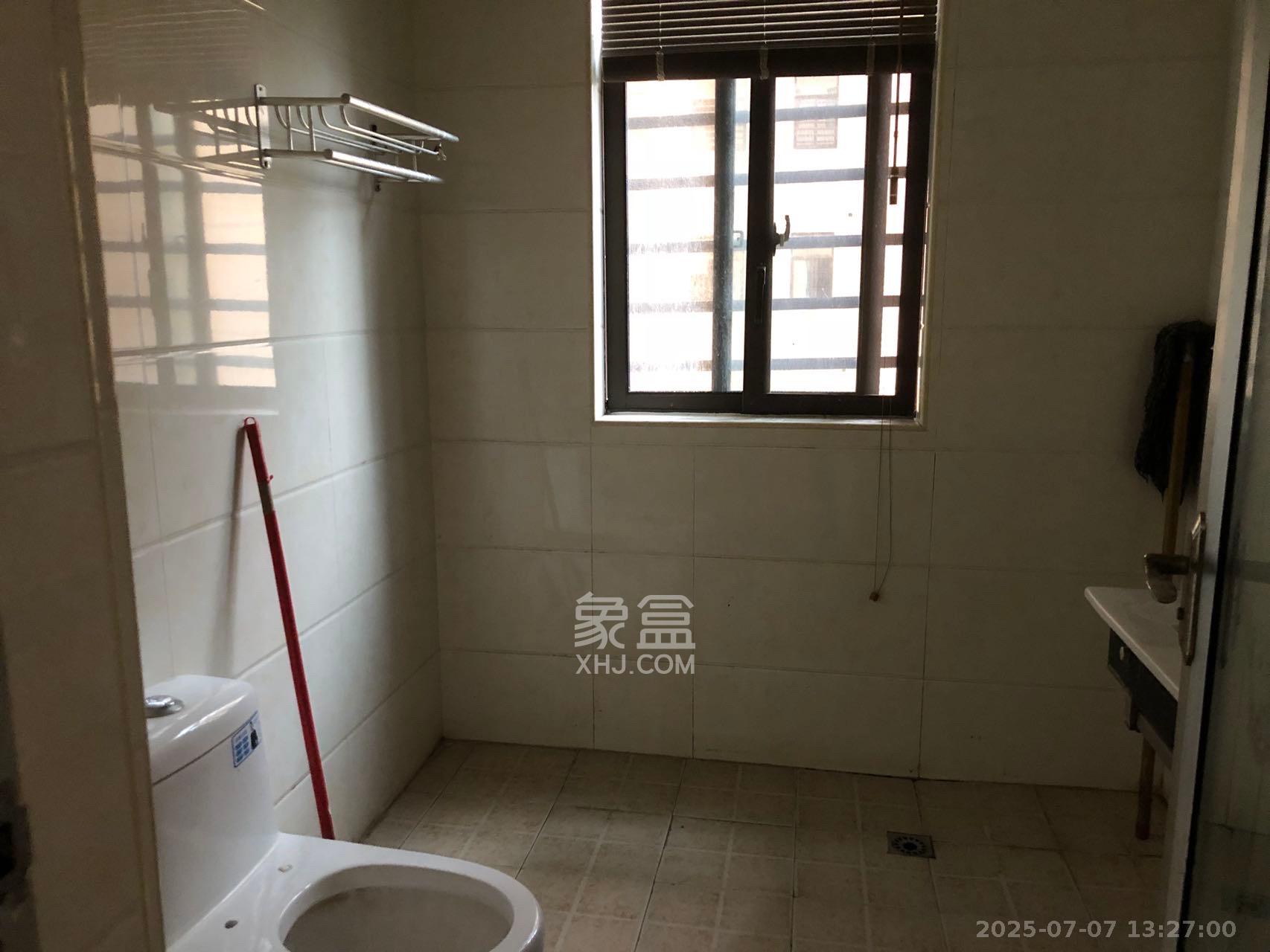 德润小区(丰升德润小区) 1室2厅2卫 2000.0元/月 德润小区(丰升德润小区) 1室2厅2卫 2000.0元/月室内图