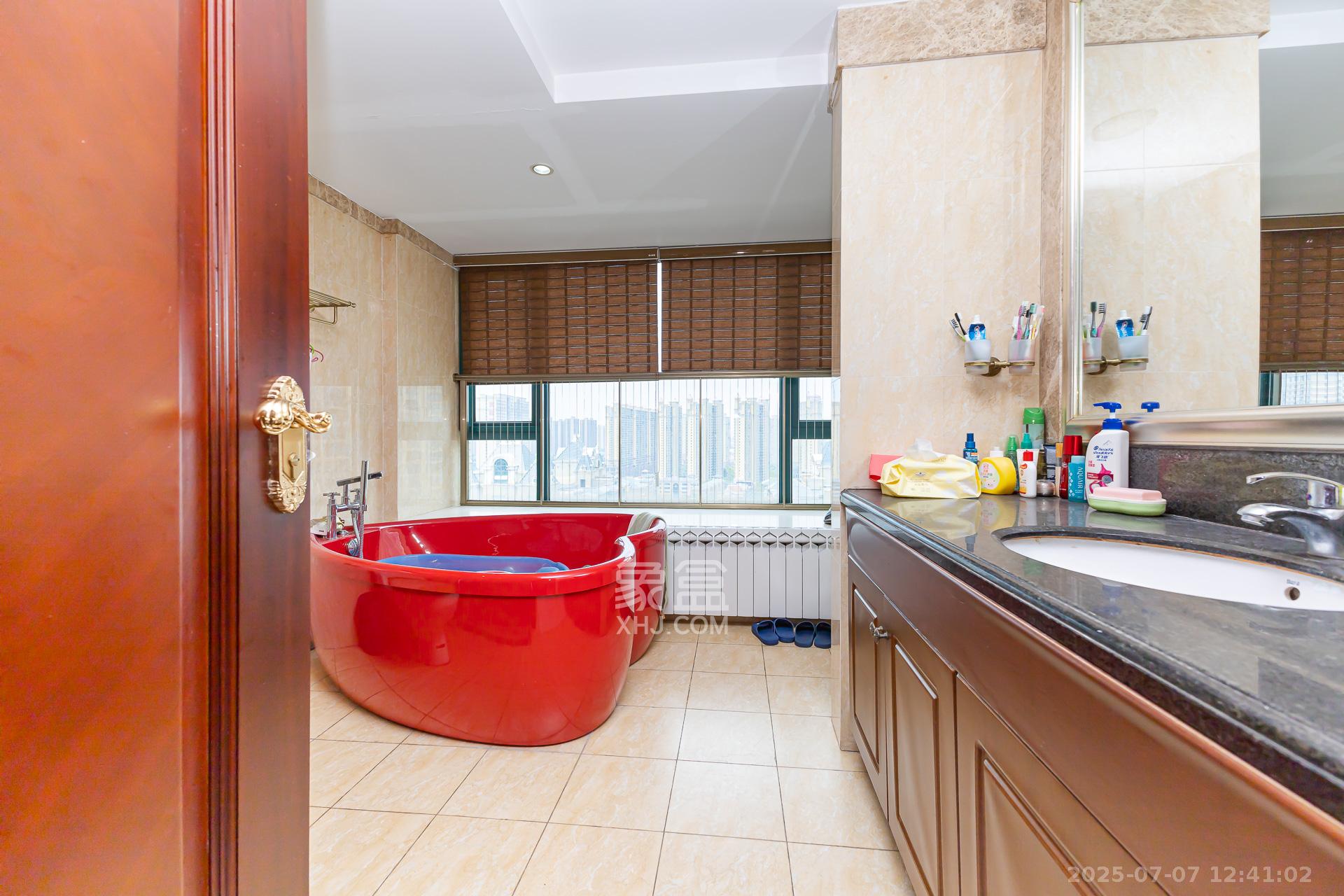 恒大名都 4室2厅4卫 200.0万 恒大名都 4室2厅4卫 200.0万卫生间