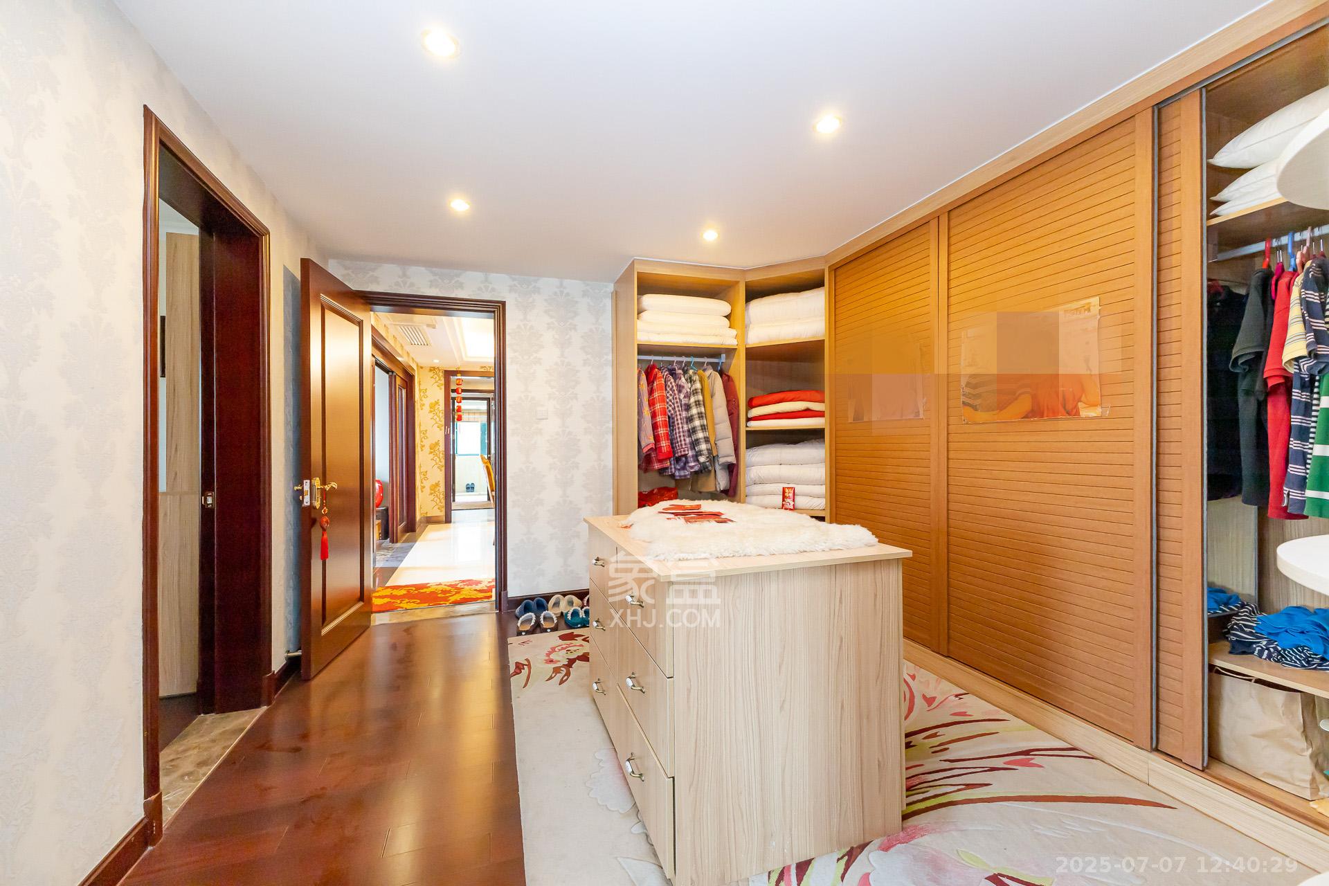 恒大名都 4室2厅4卫 200.0万 恒大名都 4室2厅4卫 200.0万卧室