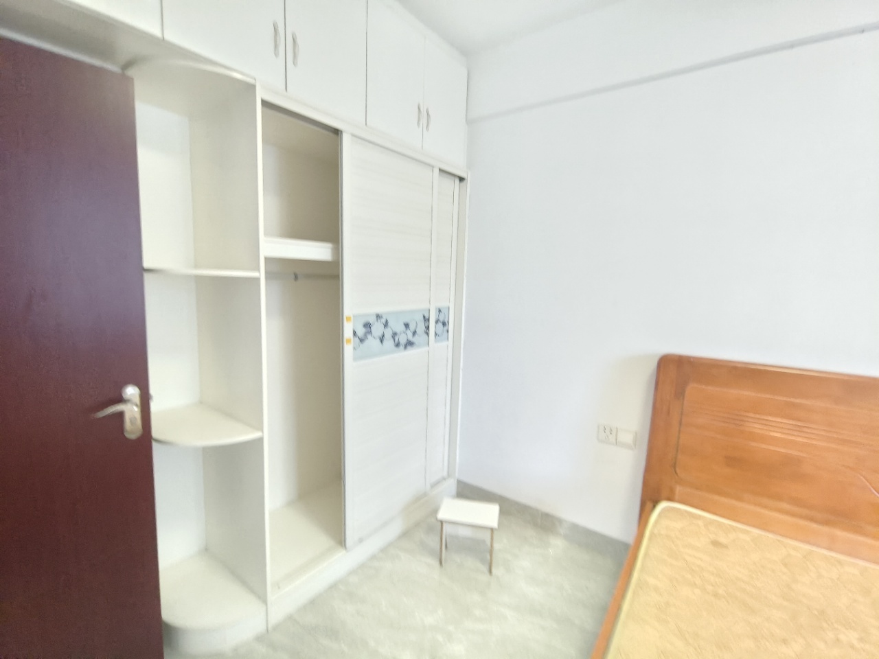 景山花园  2室2厅1卫    1700.0元/月 景山花园  2室2厅1卫    1700.0元/月室内图