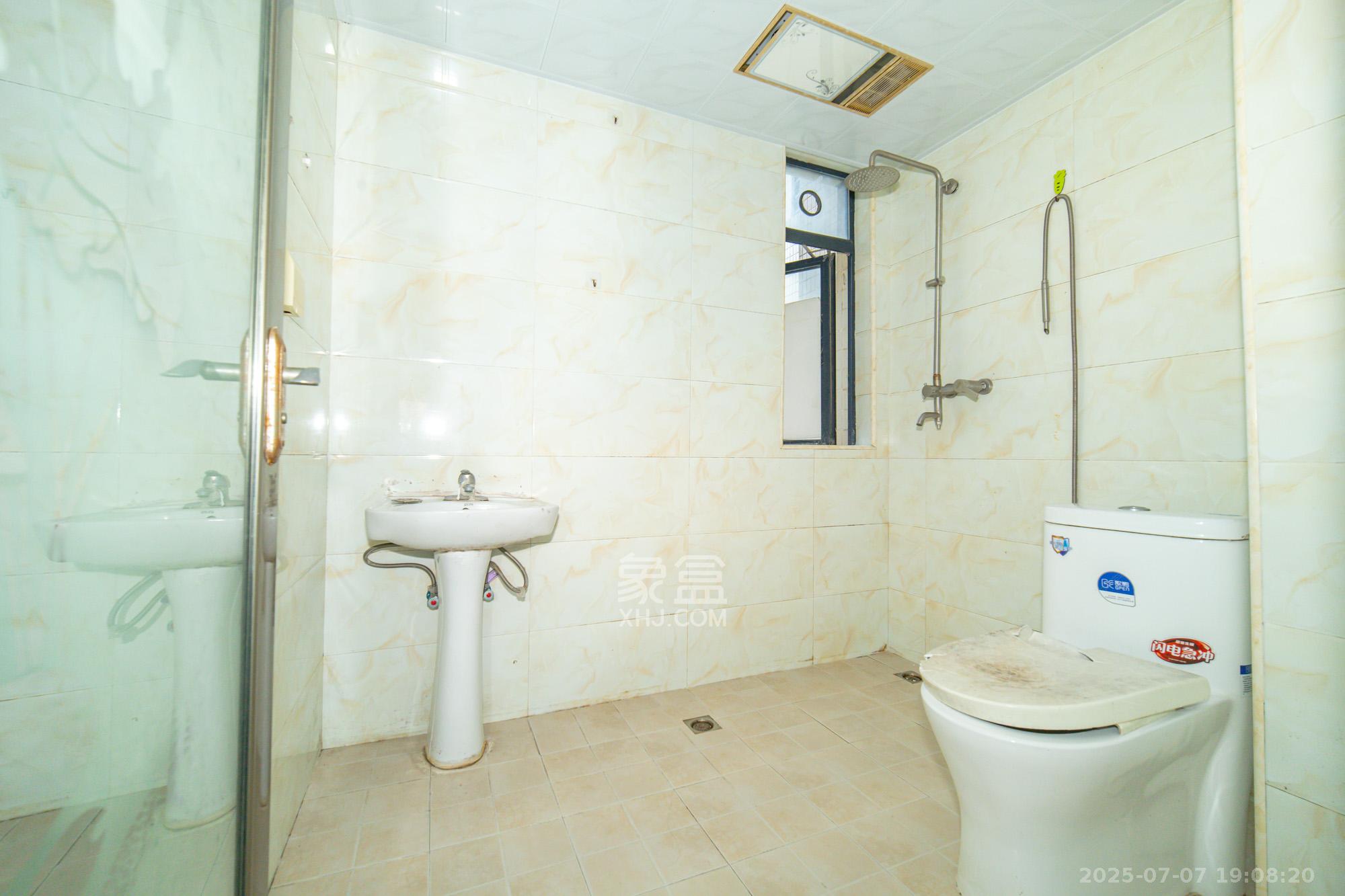 蓝山郡  4室2厅1卫    89.8万 蓝山郡  4室2厅1卫    89.8万卫生间