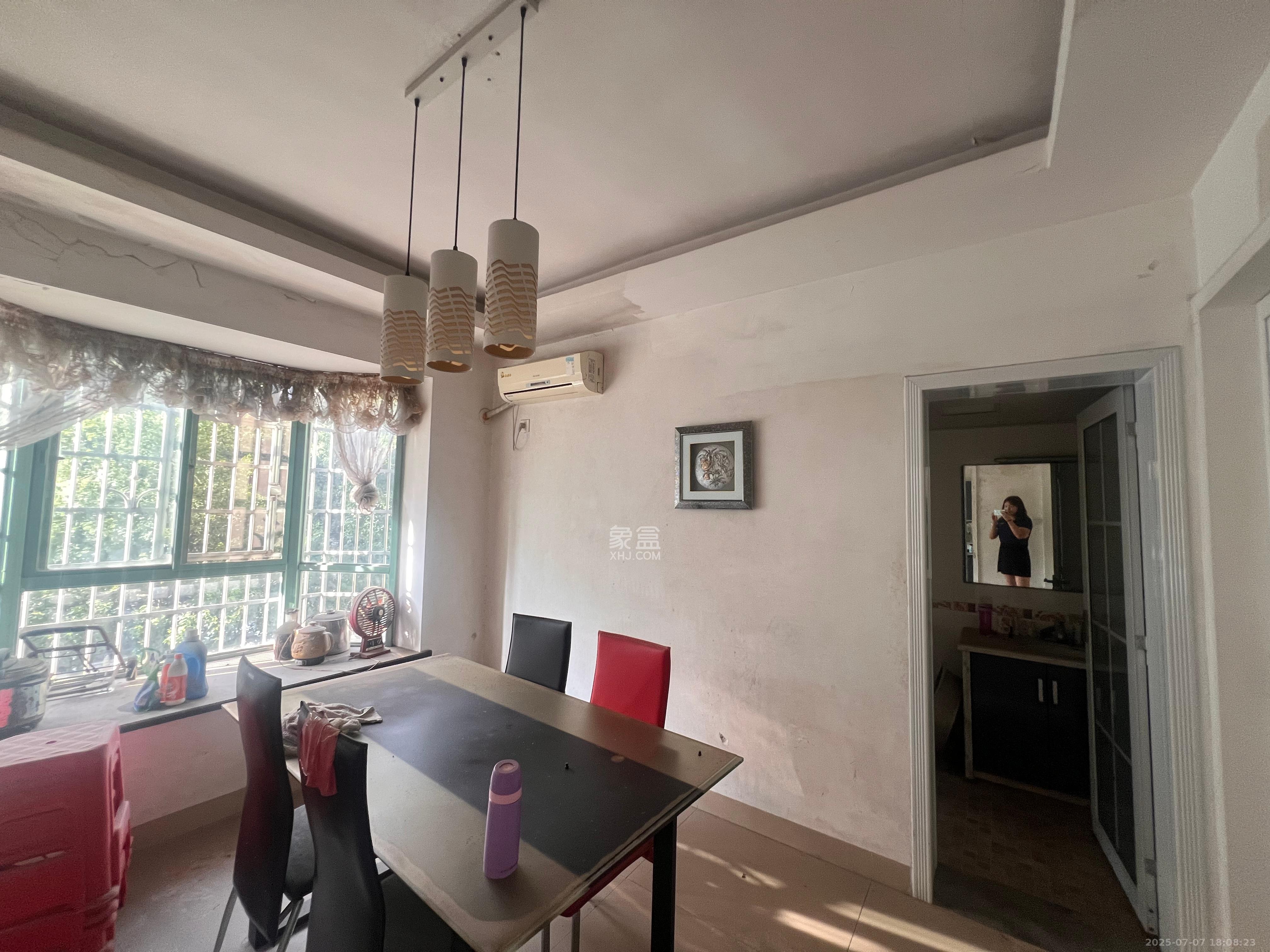 宏发花园 4室2厅2卫 65.0万 宏发花园 4室2厅2卫 65.0万客厅