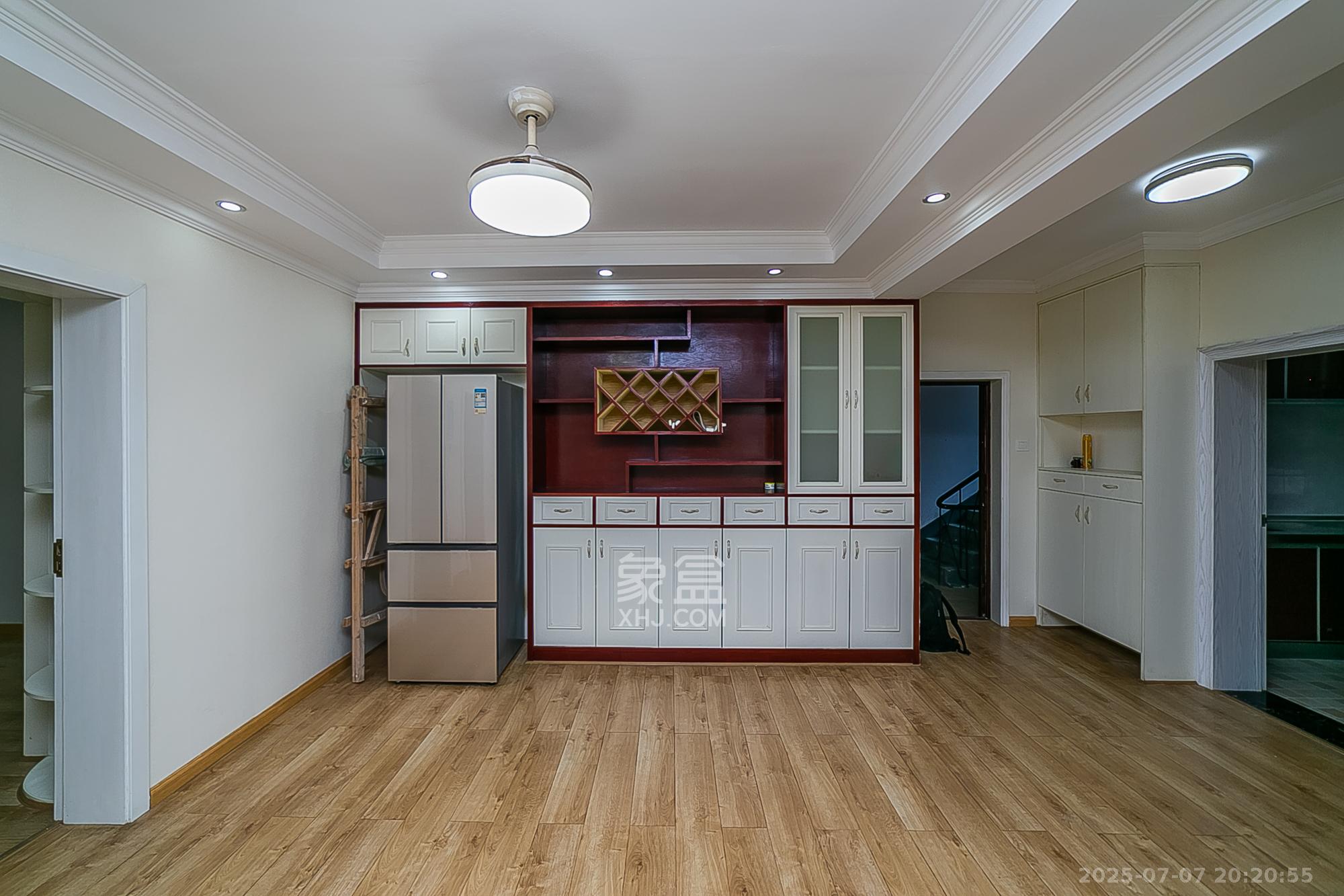 广厦新村 3室2厅1卫 64.2万 广厦新村 3室2厅1卫 64.2万客厅