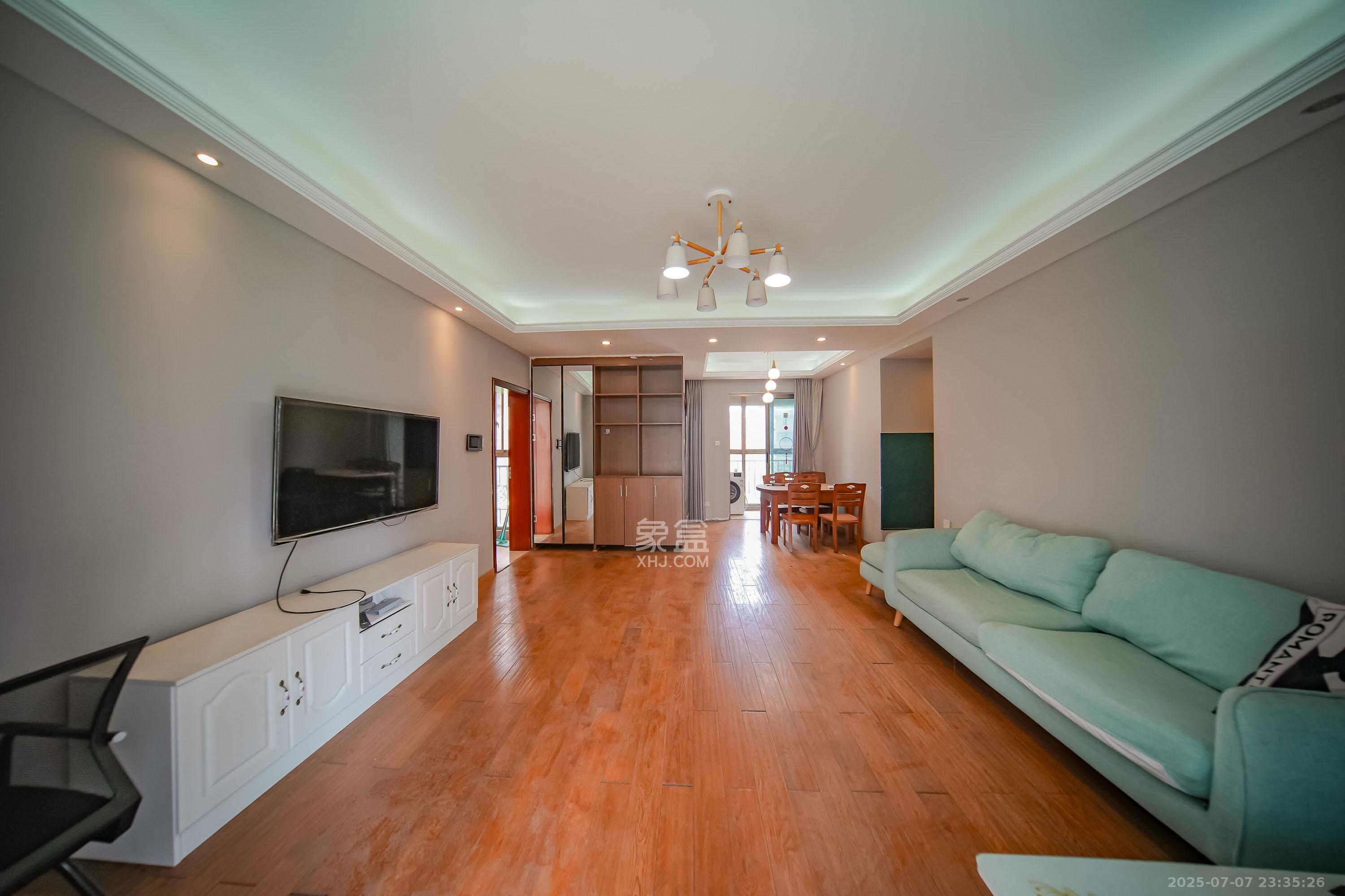 江山帝景哈佛 4室2厅2卫 124.0万 江山帝景哈佛 4室2厅2卫 124.0万客厅