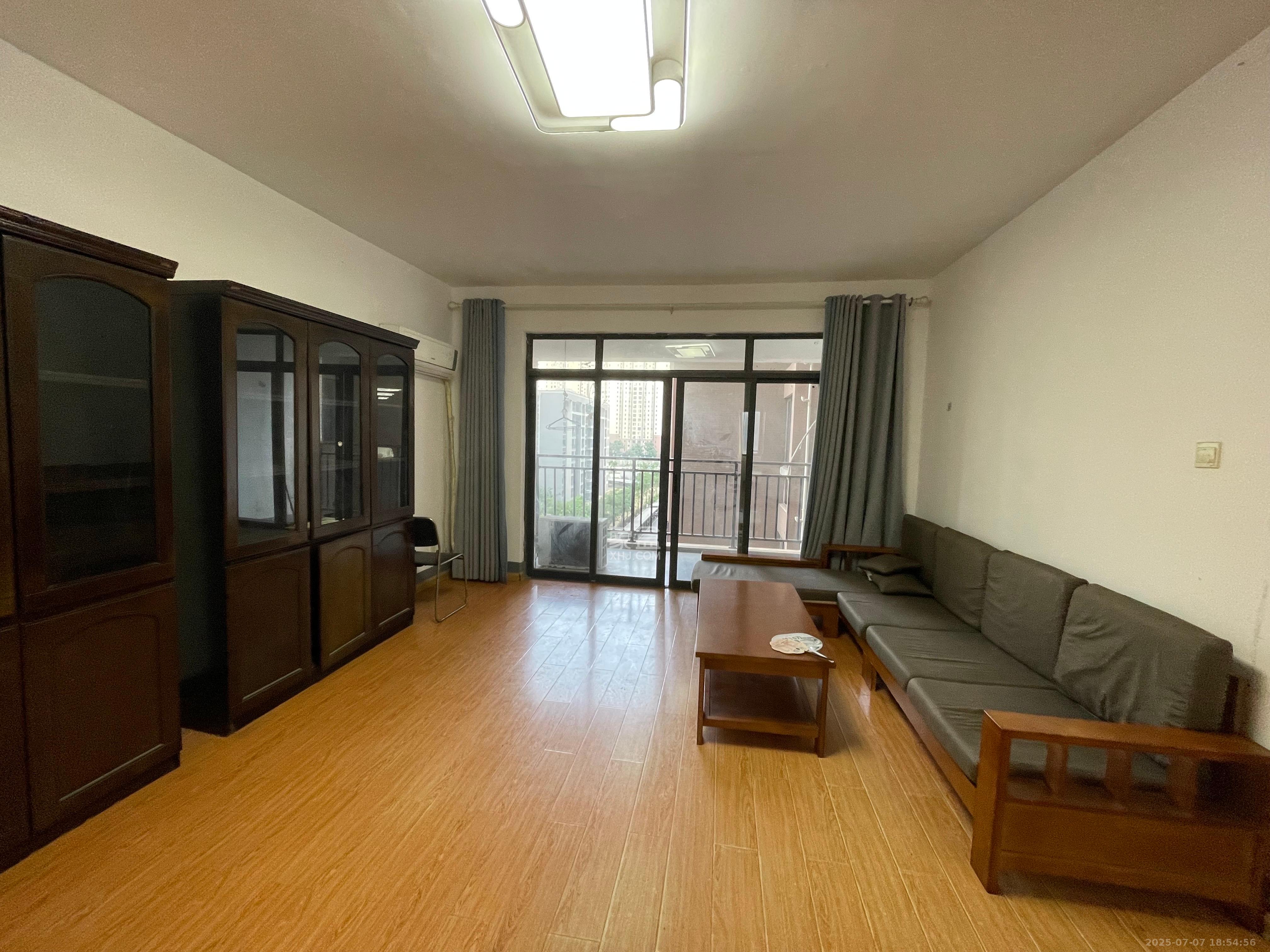 极目楚天  4室1厅1卫    3200.0元/月 极目楚天  4室1厅1卫    3200.0元/月