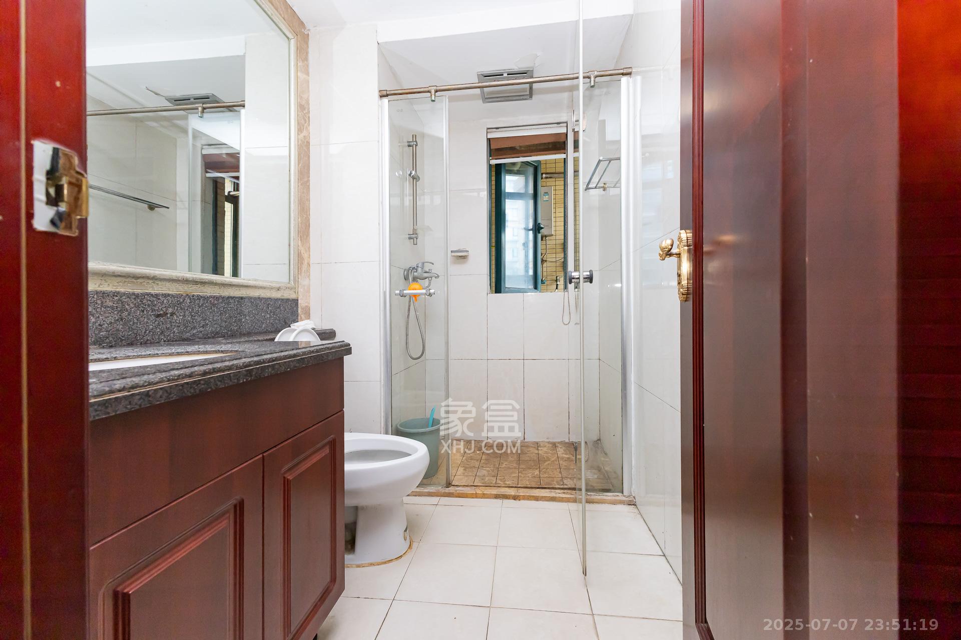 恒大名都 3室2厅2卫 72.0万 恒大名都 3室2厅2卫 72.0万卫生间