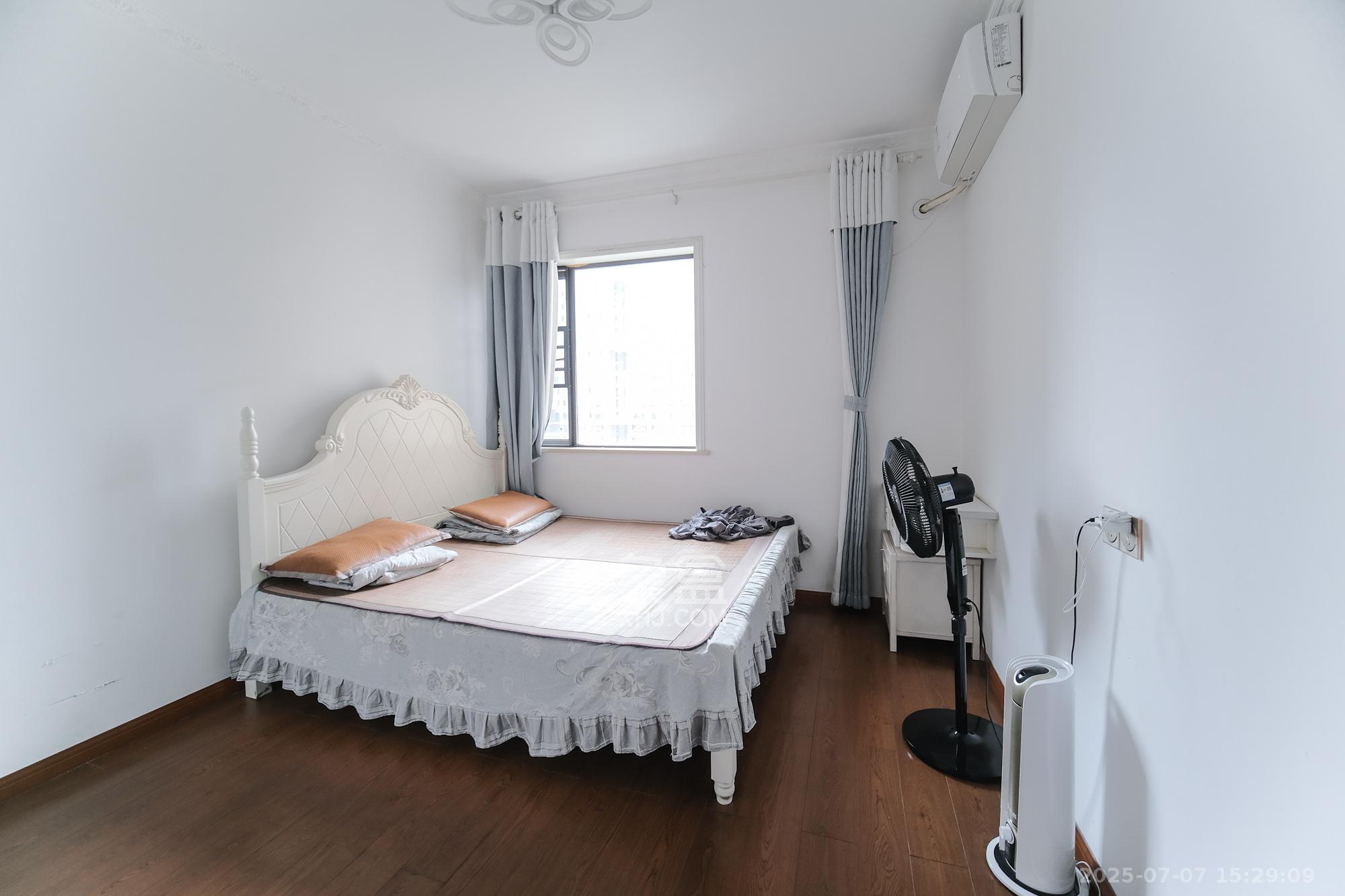 盛地春天里 4室2厅2卫 65.0万 盛地春天里 4室2厅2卫 65.0万卧室