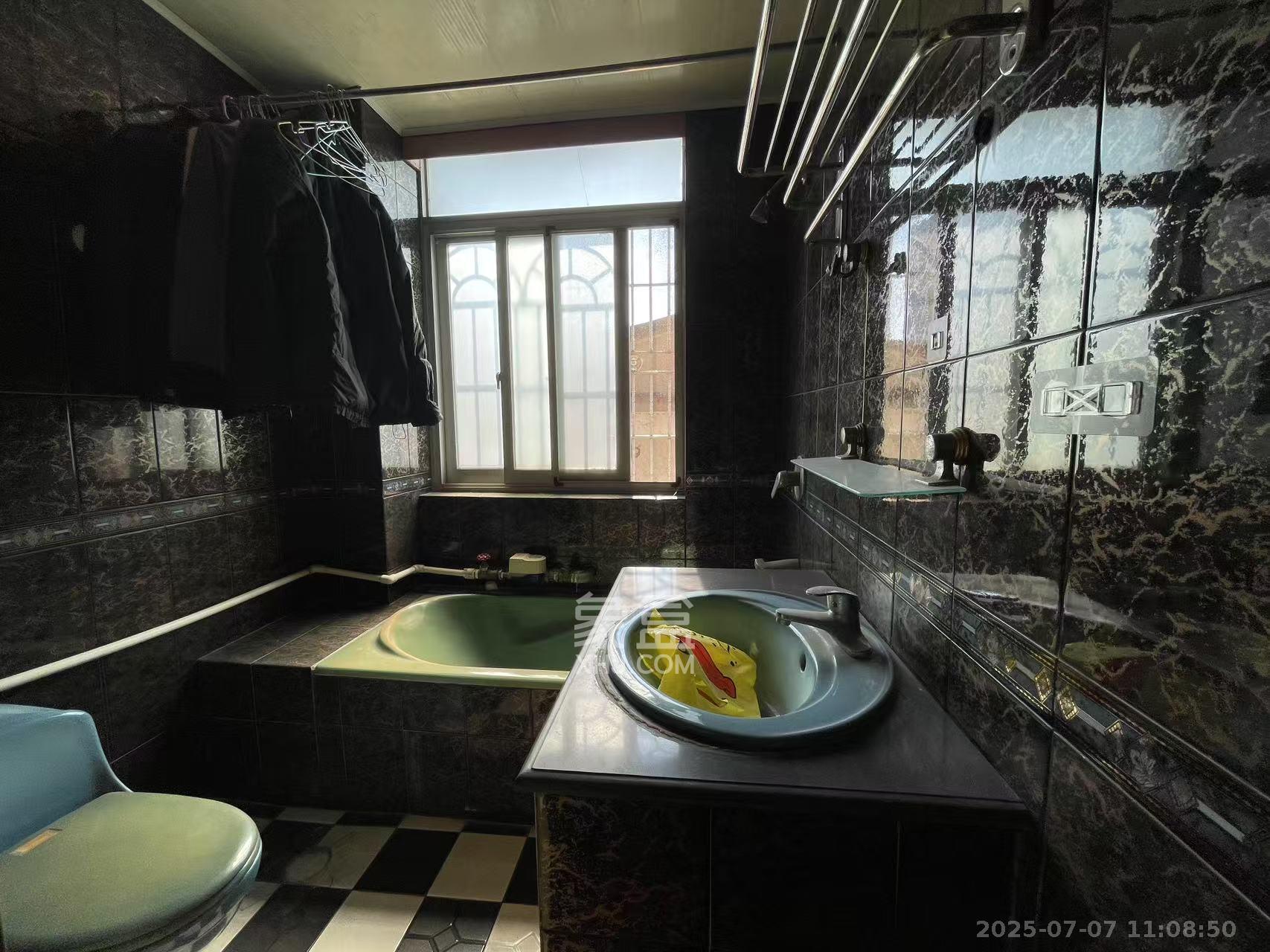 红旗区四片  3室2厅2卫    2100.0元/月 红旗区四片  3室2厅2卫    2100.0元/月室内图