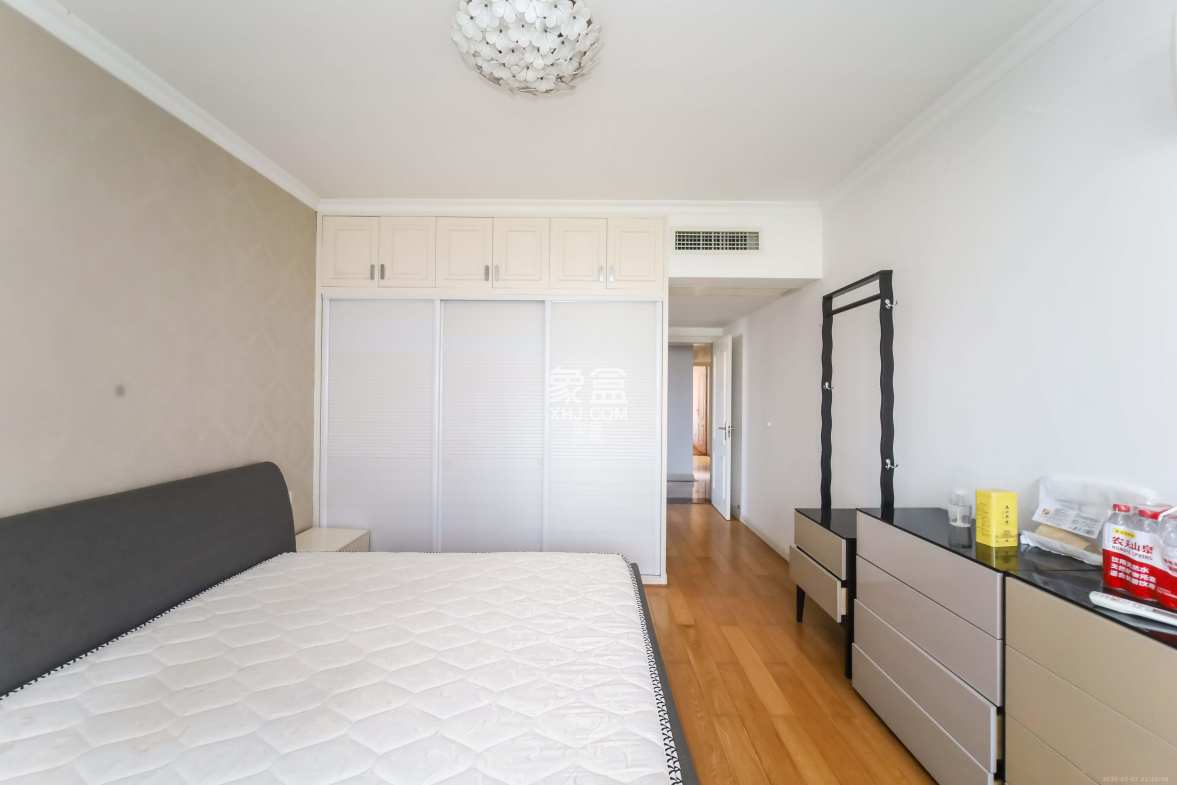 天平公寓(芙蓉区高级人民法院老宿舍)  3室2厅2卫    115.0万 天平公寓(芙蓉区高级人民法院老宿舍)  3室2厅2卫    115.0万卧室