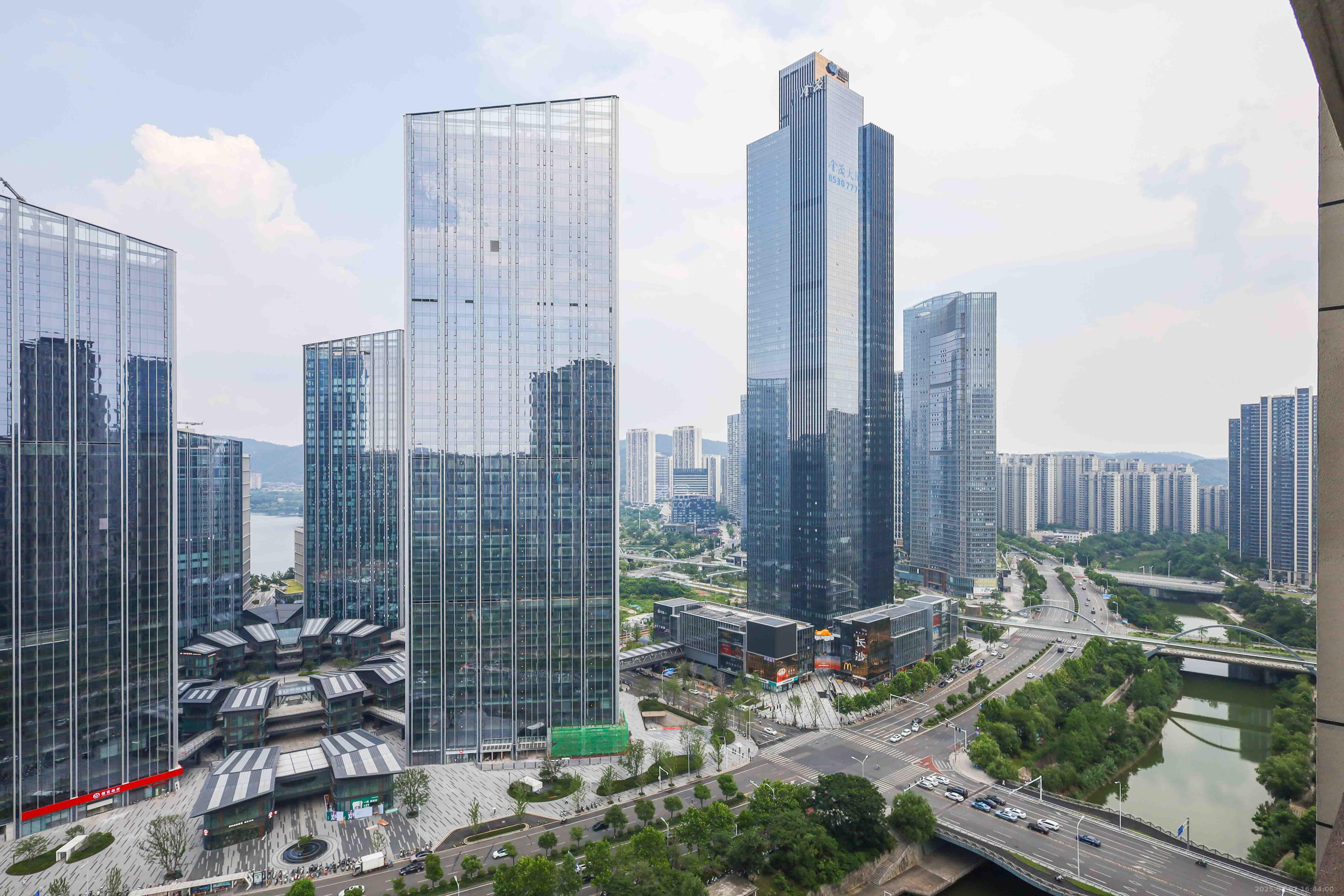 建发央著  4室2厅2卫   280.00万阳台