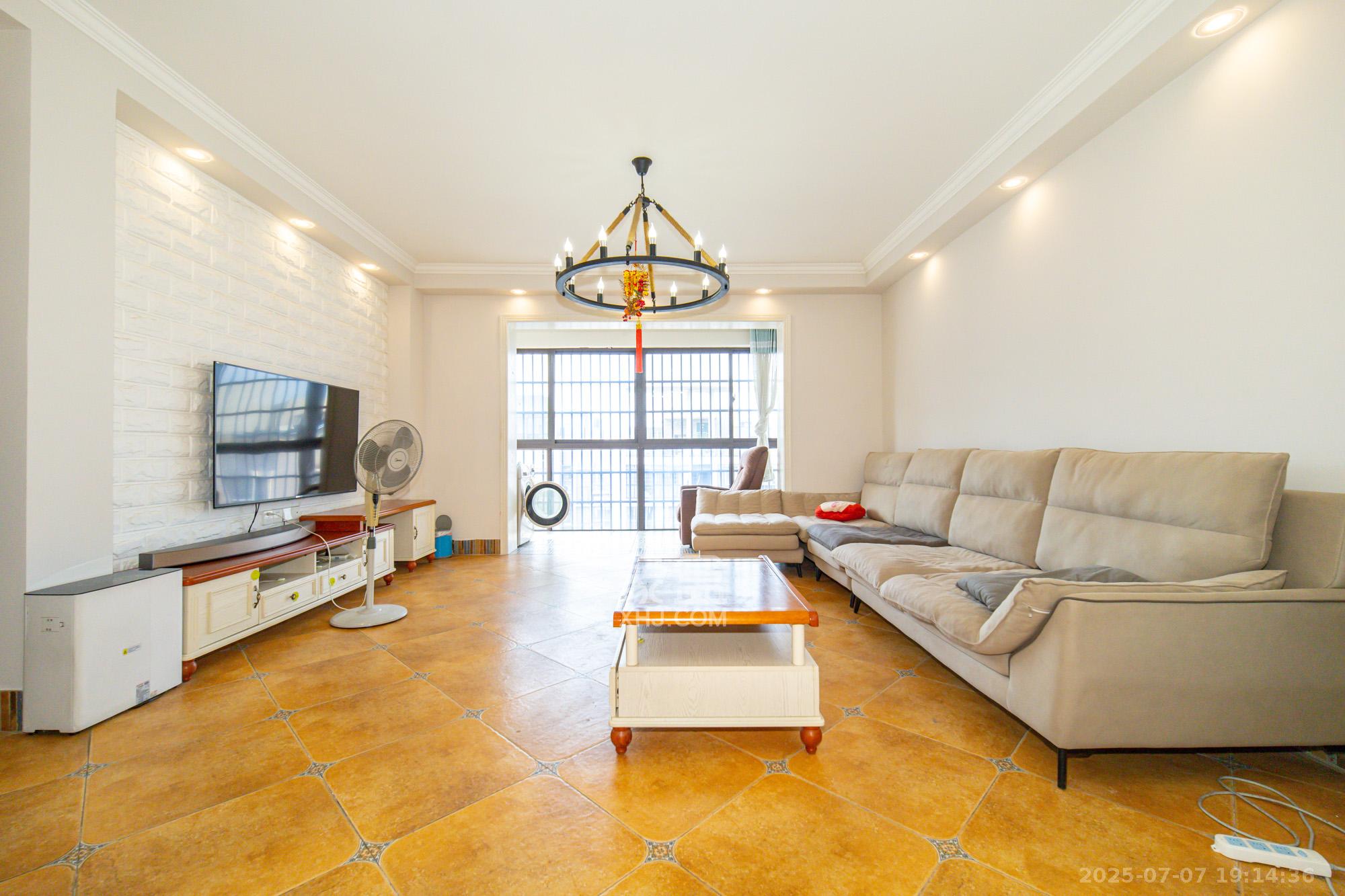 尚都花园城  4室2厅2卫    105.0万 尚都花园城  4室2厅2卫    105.0万客厅