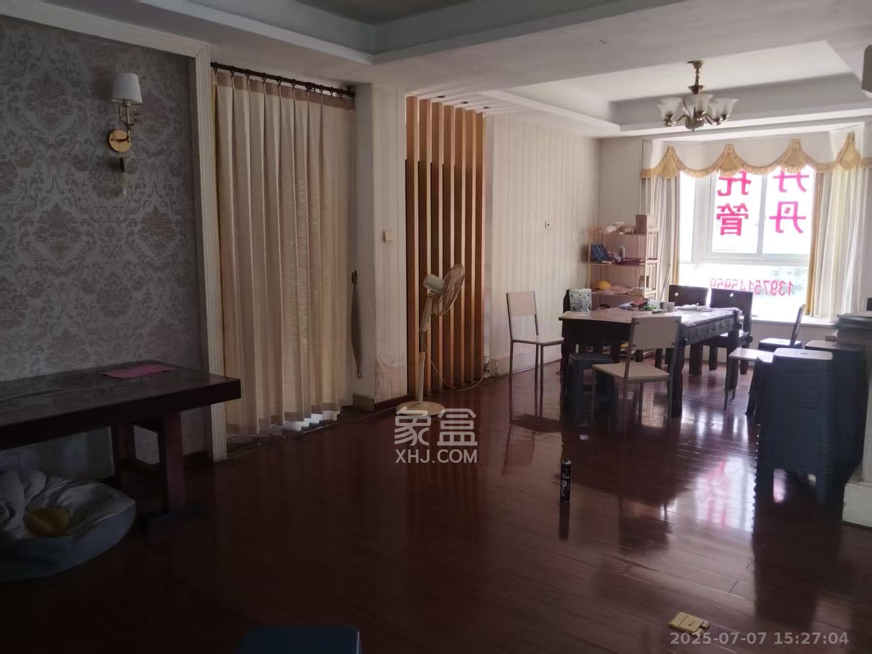 八方小区D区  5室2厅2卫   8500.00元/月室内图