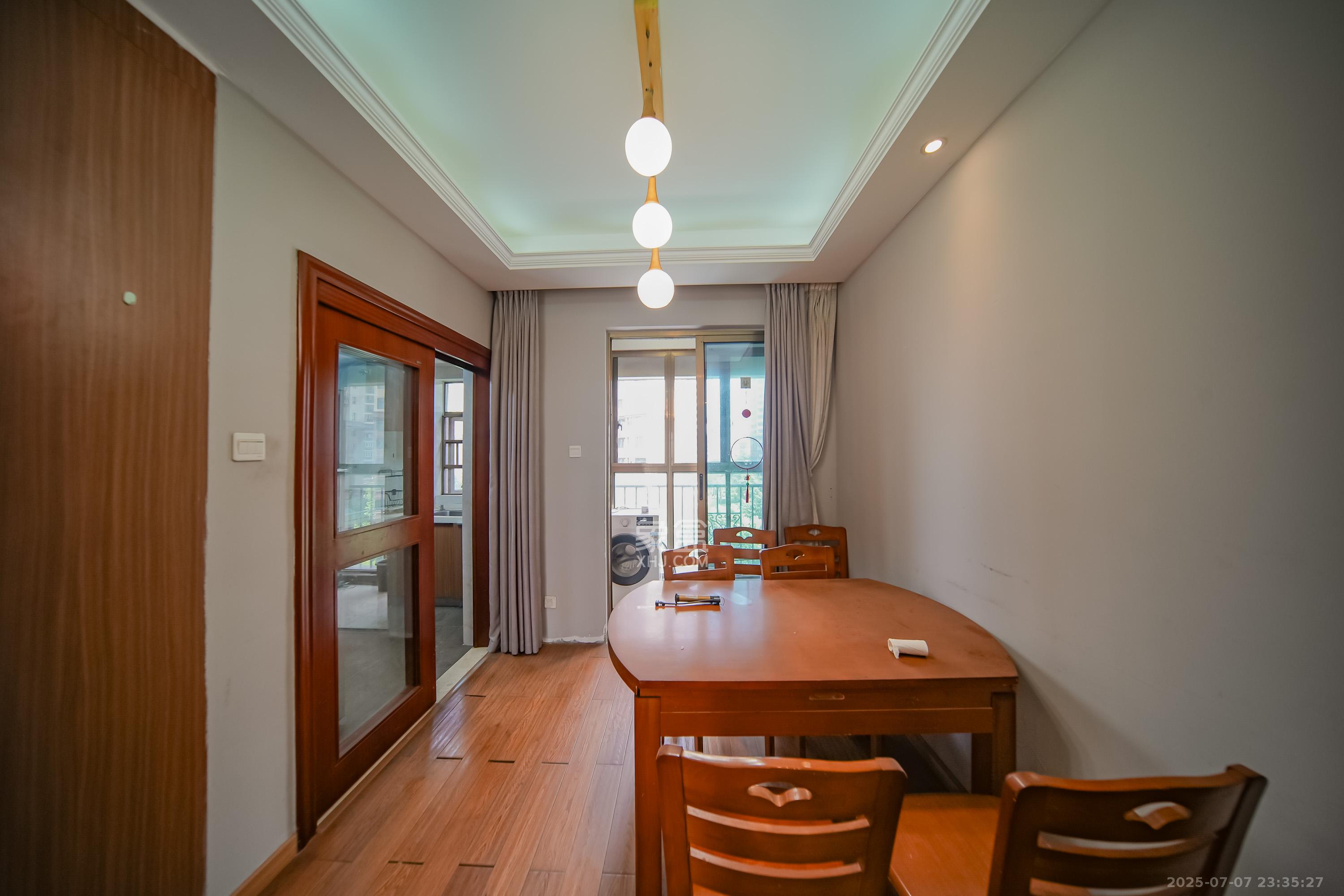 江山帝景哈佛 4室2厅2卫 124.0万 江山帝景哈佛 4室2厅2卫 124.0万客厅