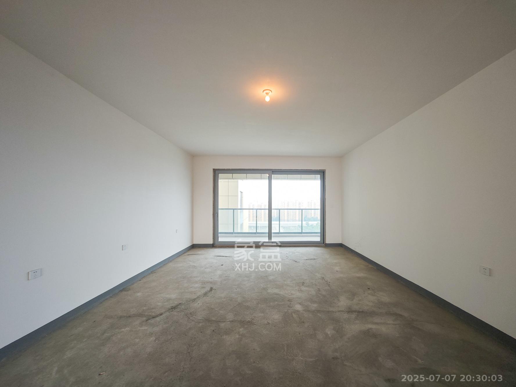 湘江壹号五期 5室2厅4卫 360.0万 湘江壹号五期 5室2厅4卫 360.0万客厅