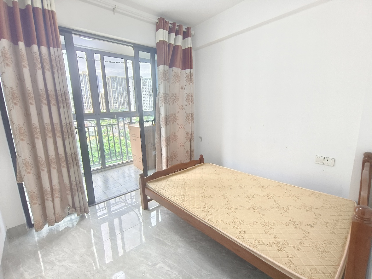 景山花园  2室2厅1卫    1700.0元/月 景山花园  2室2厅1卫    1700.0元/月室内图