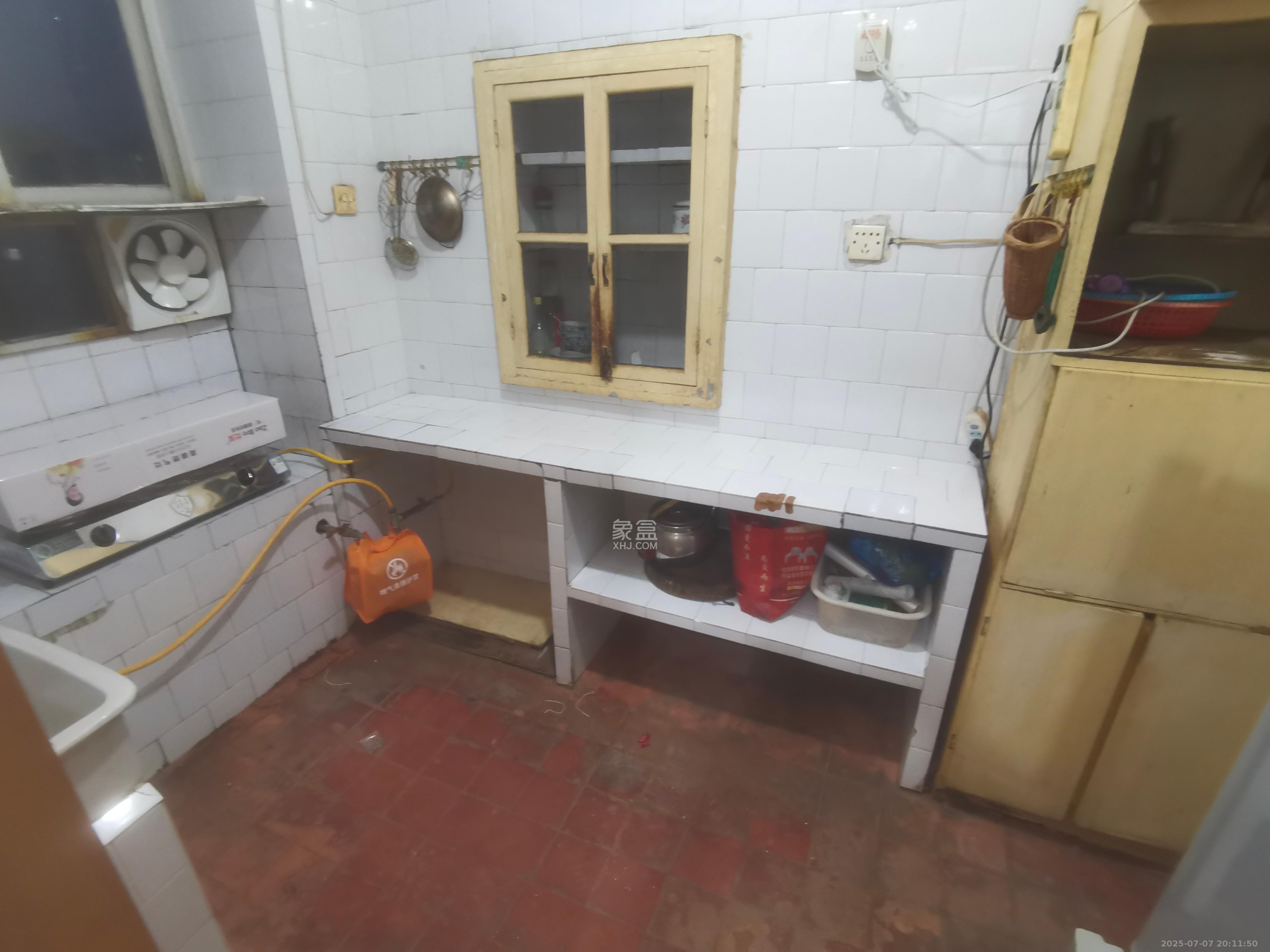 十五中单位宿舍 3室2厅1卫 1600.0元/月 十五中单位宿舍 3室2厅1卫 1600.0元/月室内图