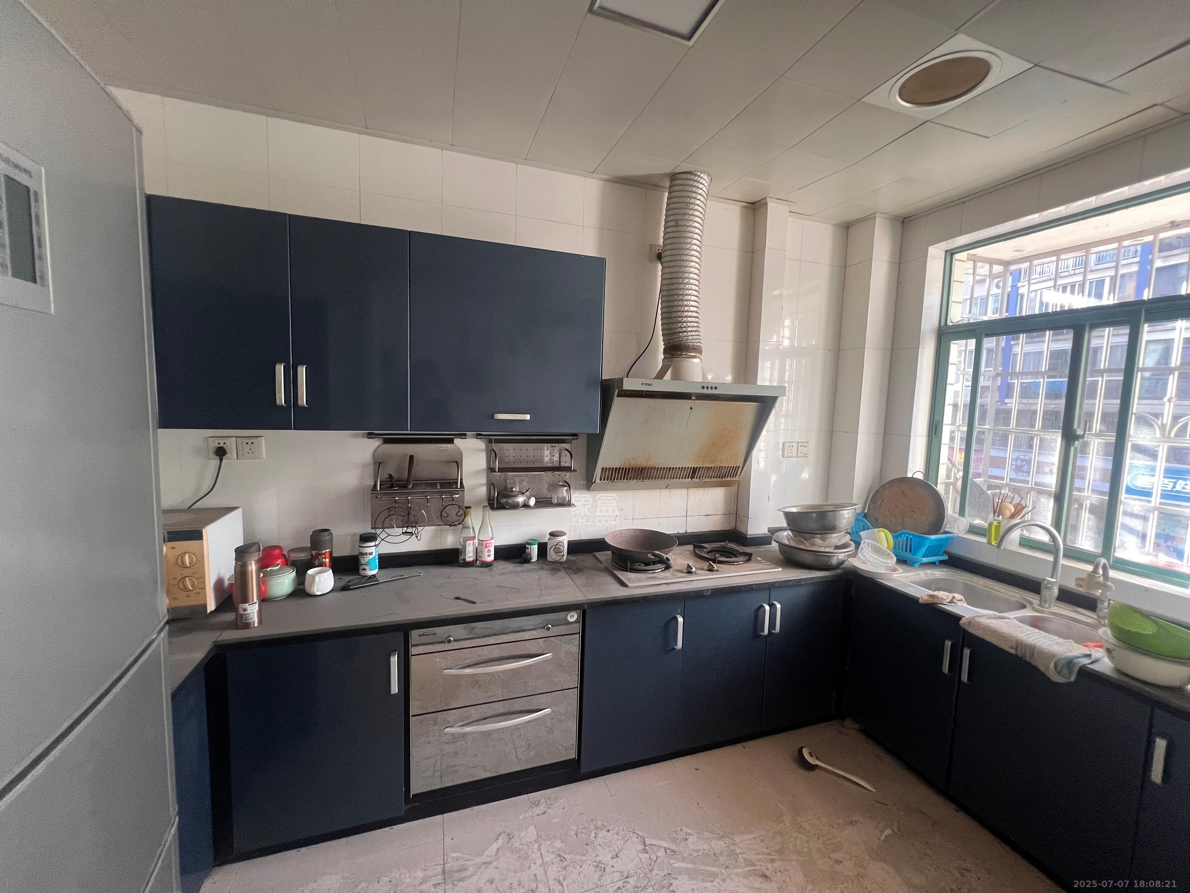 宏发花园 4室2厅2卫 65.0万 宏发花园 4室2厅2卫 65.0万客厅