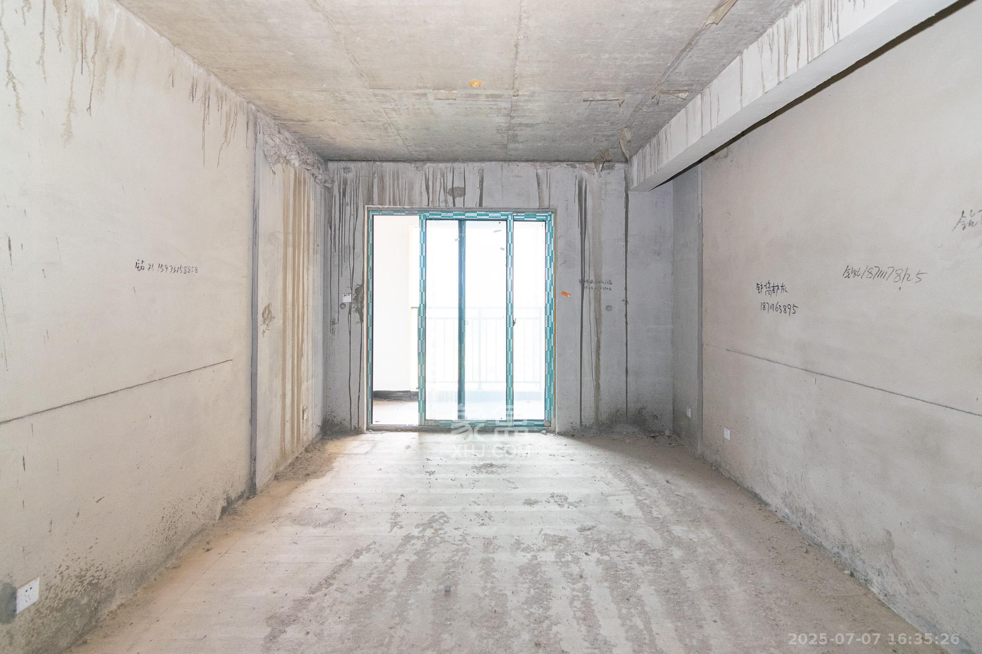 澳海谷山府 4室2厅2卫 100.0万 澳海谷山府 4室2厅2卫 100.0万客厅