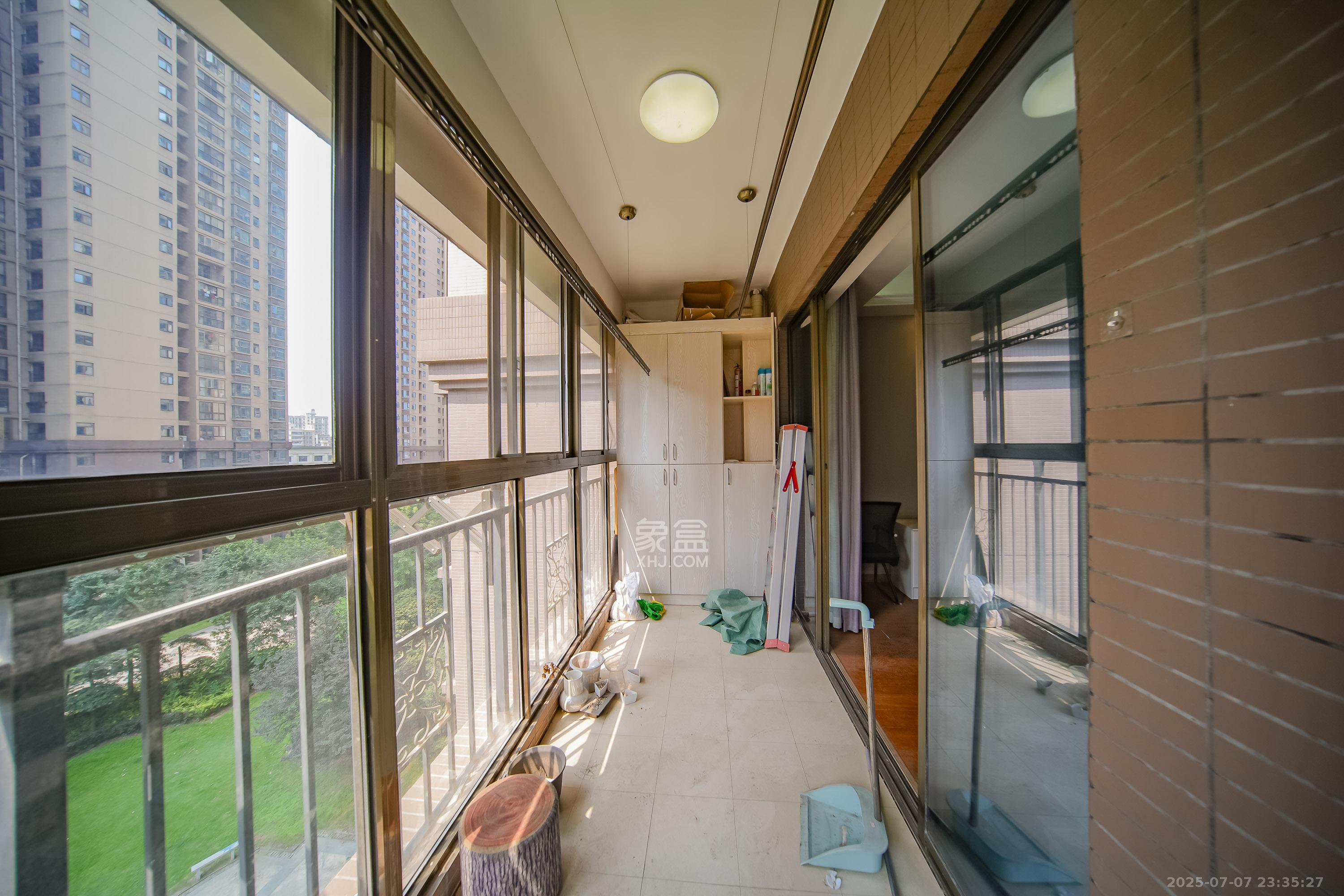 江山帝景哈佛 4室2厅2卫 124.0万 江山帝景哈佛 4室2厅2卫 124.0万阳台