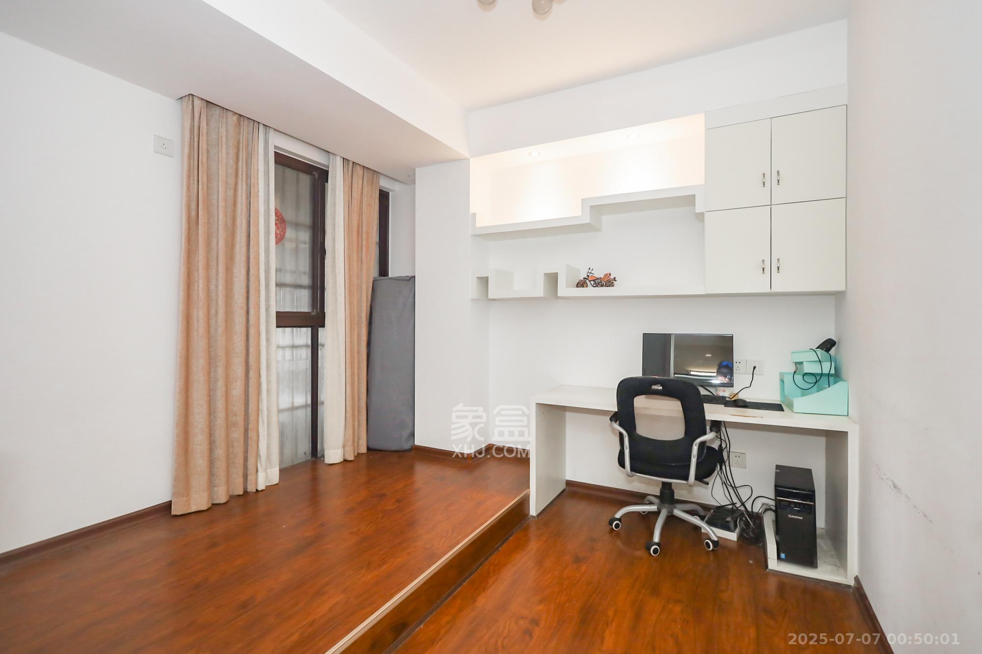 绿地中央广场 3室2厅1卫 116.00万 绿地中央广场 3室2厅1卫 116.00万卧室