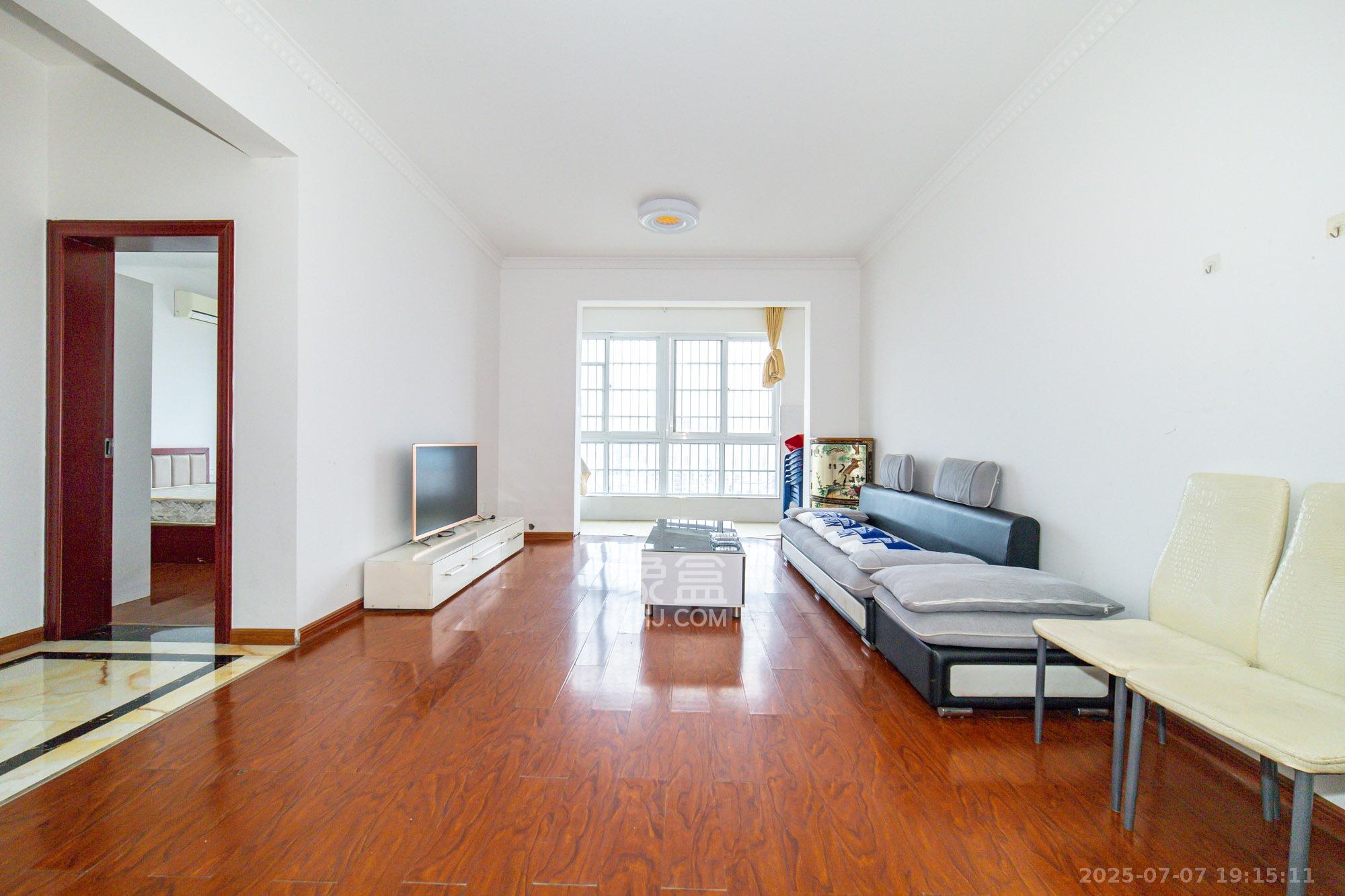 楚天世纪城西苑  3室2厅1卫    66.0万 楚天世纪城西苑  3室2厅1卫    66.0万客厅