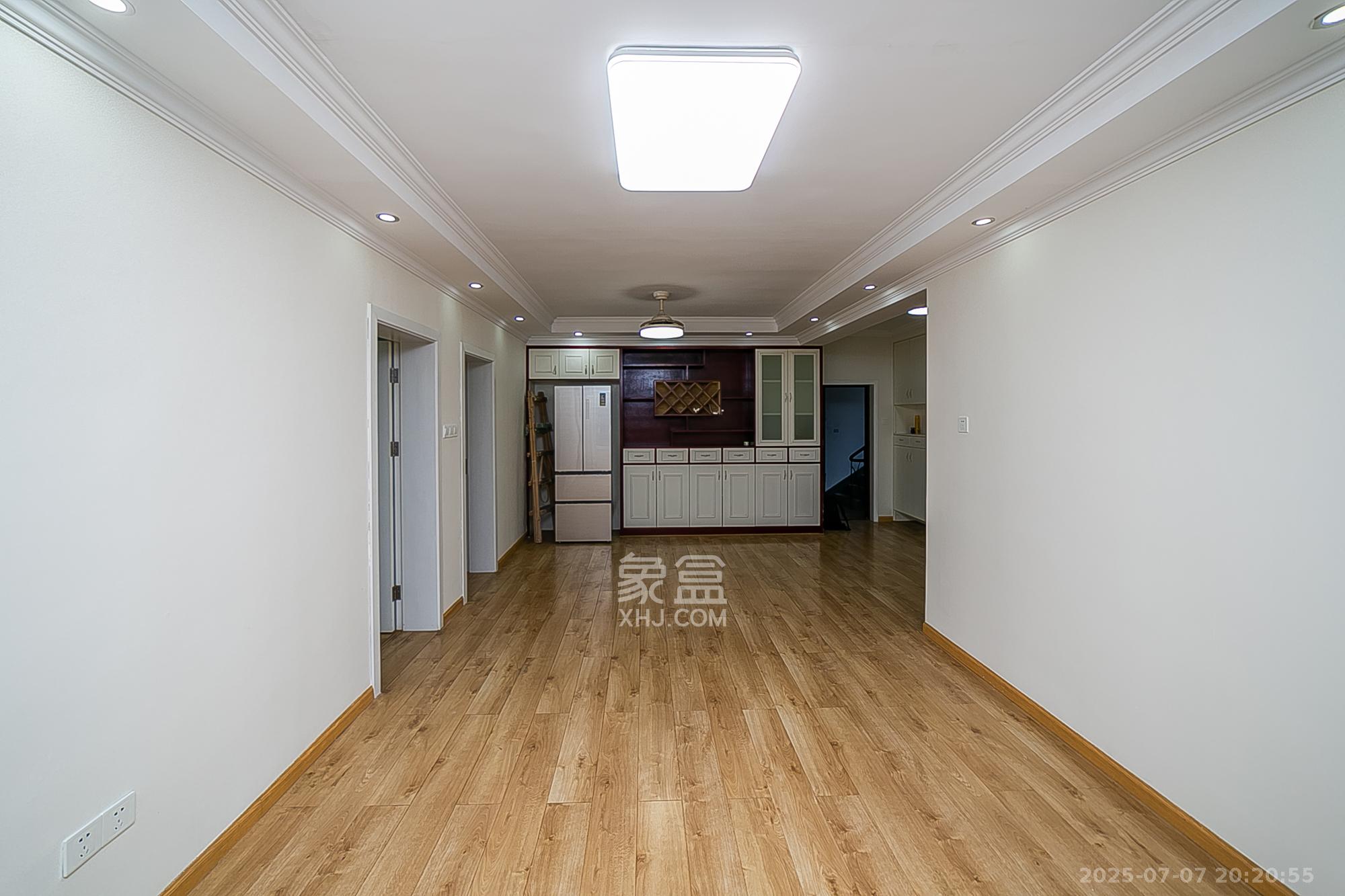 广厦新村 3室2厅1卫 64.2万 广厦新村 3室2厅1卫 64.2万客厅