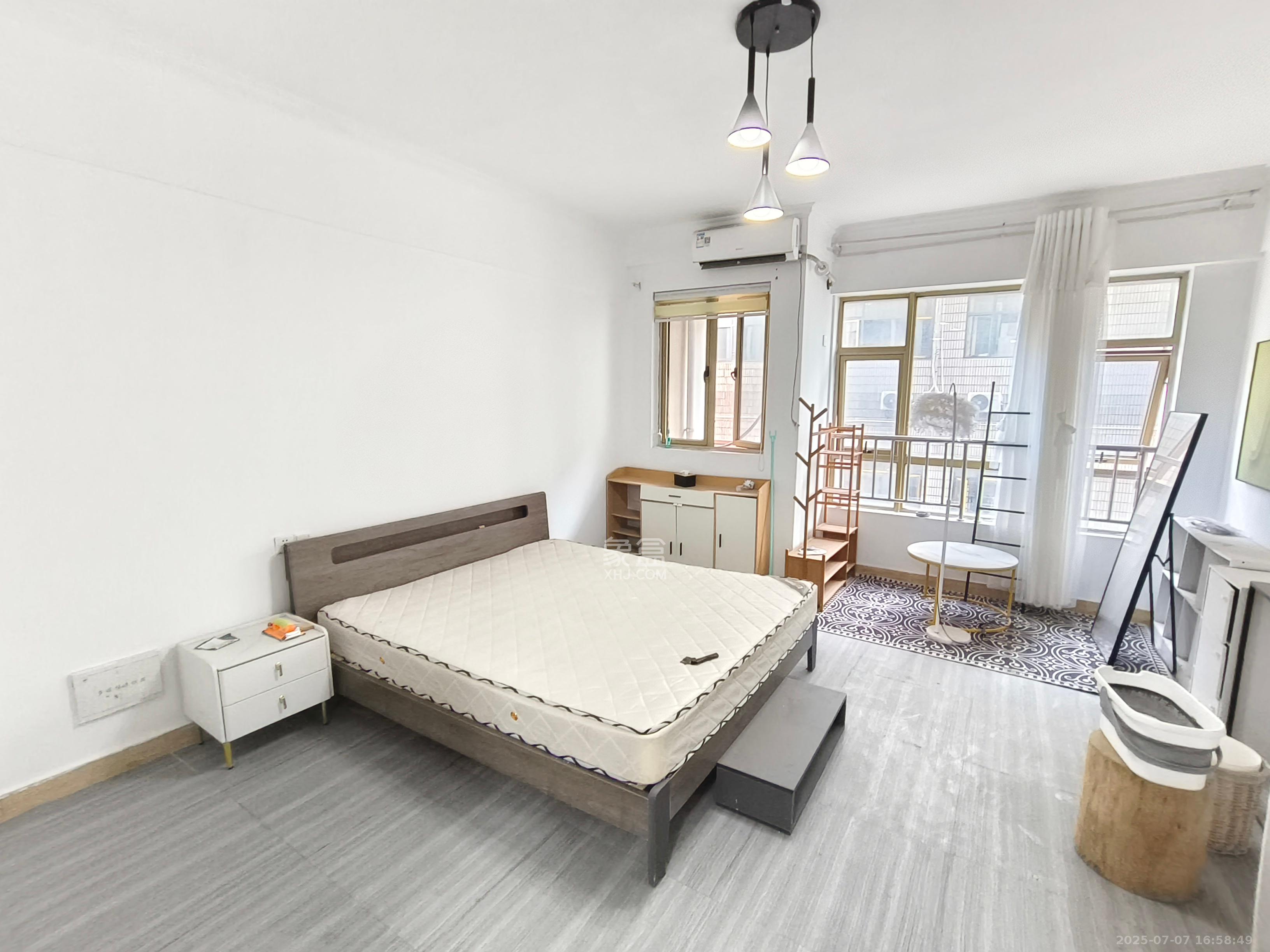 江岸丽都(江与城)  1室1厅1卫    2400.0元/月 江岸丽都(江与城)  1室1厅1卫    2400.0元/月