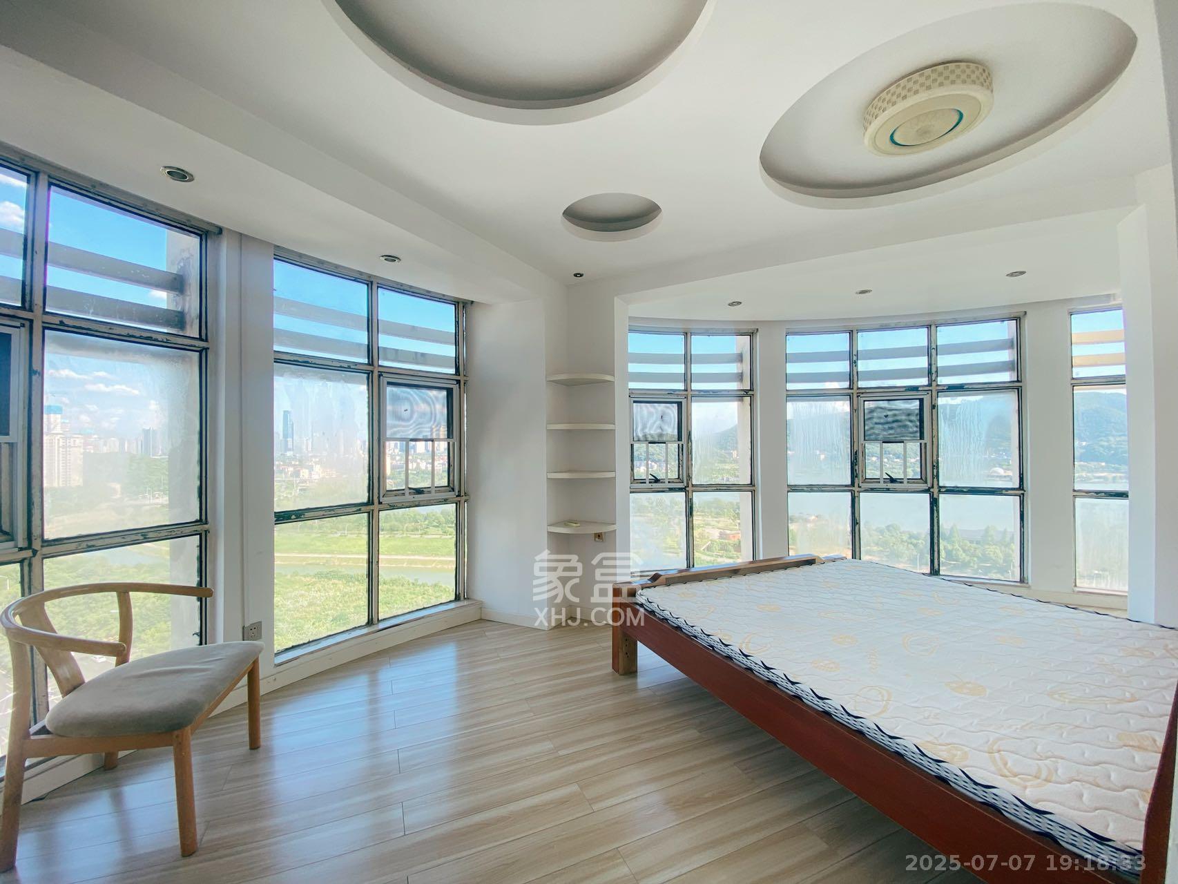 西湖丽景  3室2厅2卫   2800.00元/月室内图