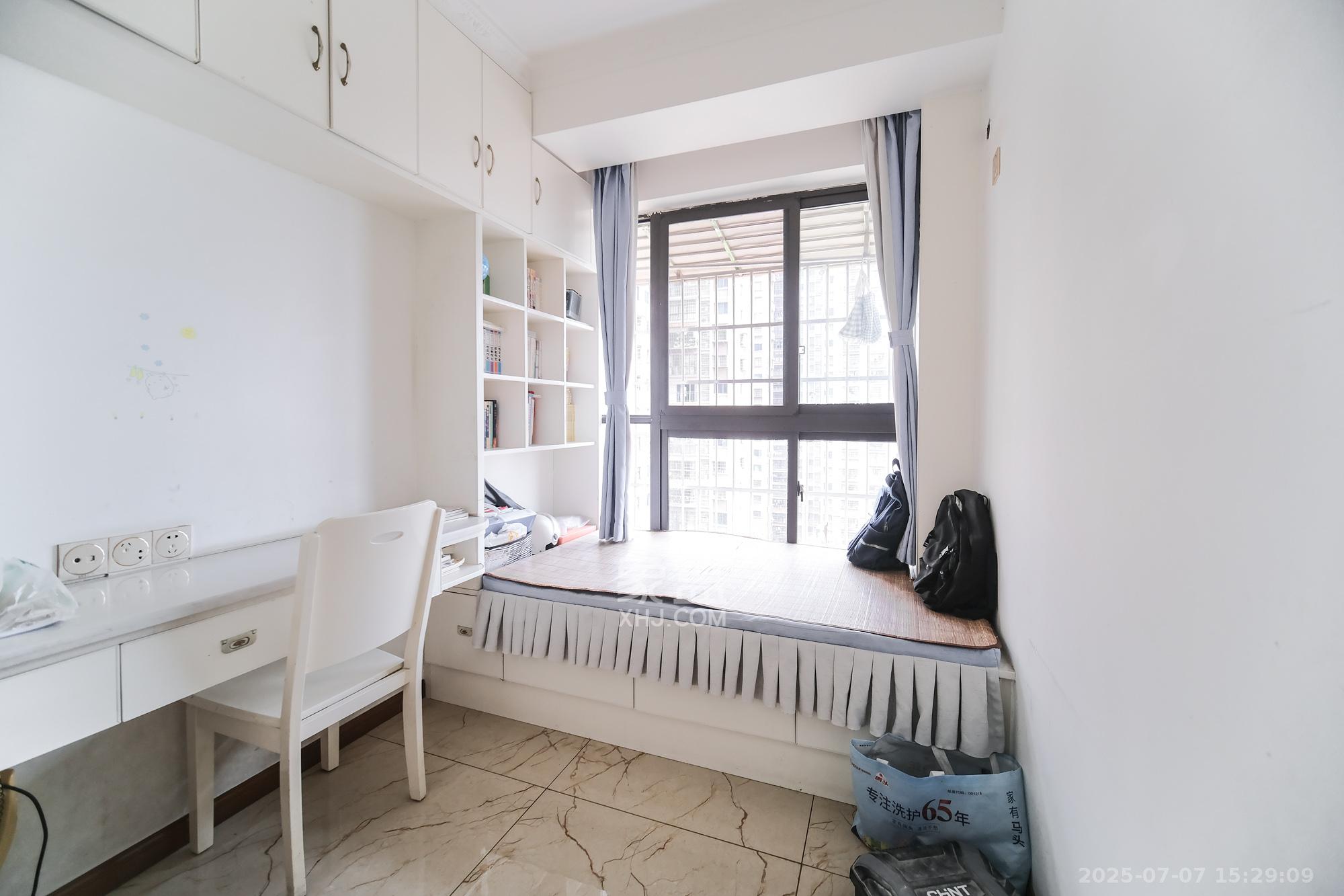 盛地春天里 4室2厅2卫 65.0万 盛地春天里 4室2厅2卫 65.0万卧室