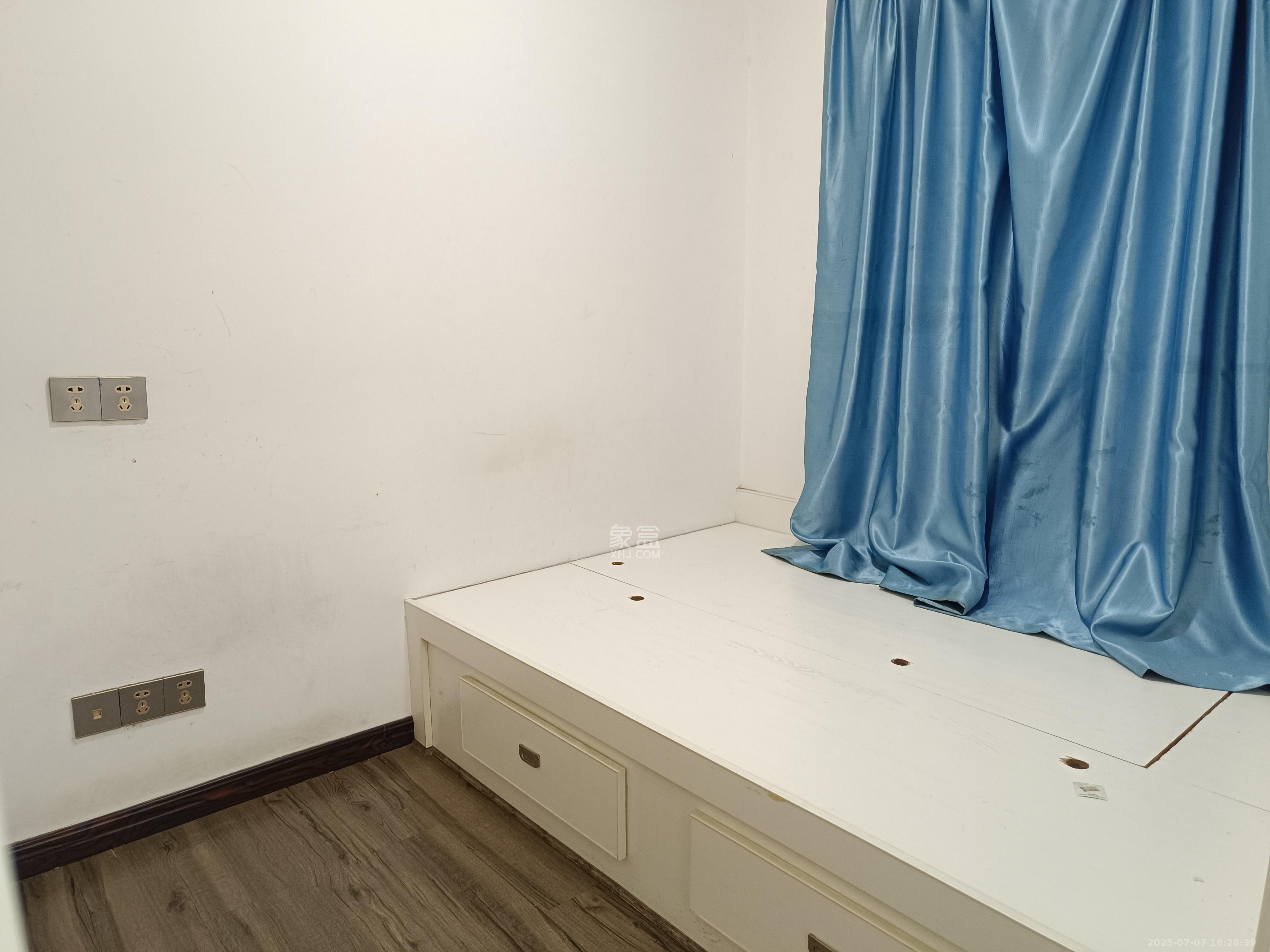 绿地之窗  3室2厅2卫    2100.0元/月室内图