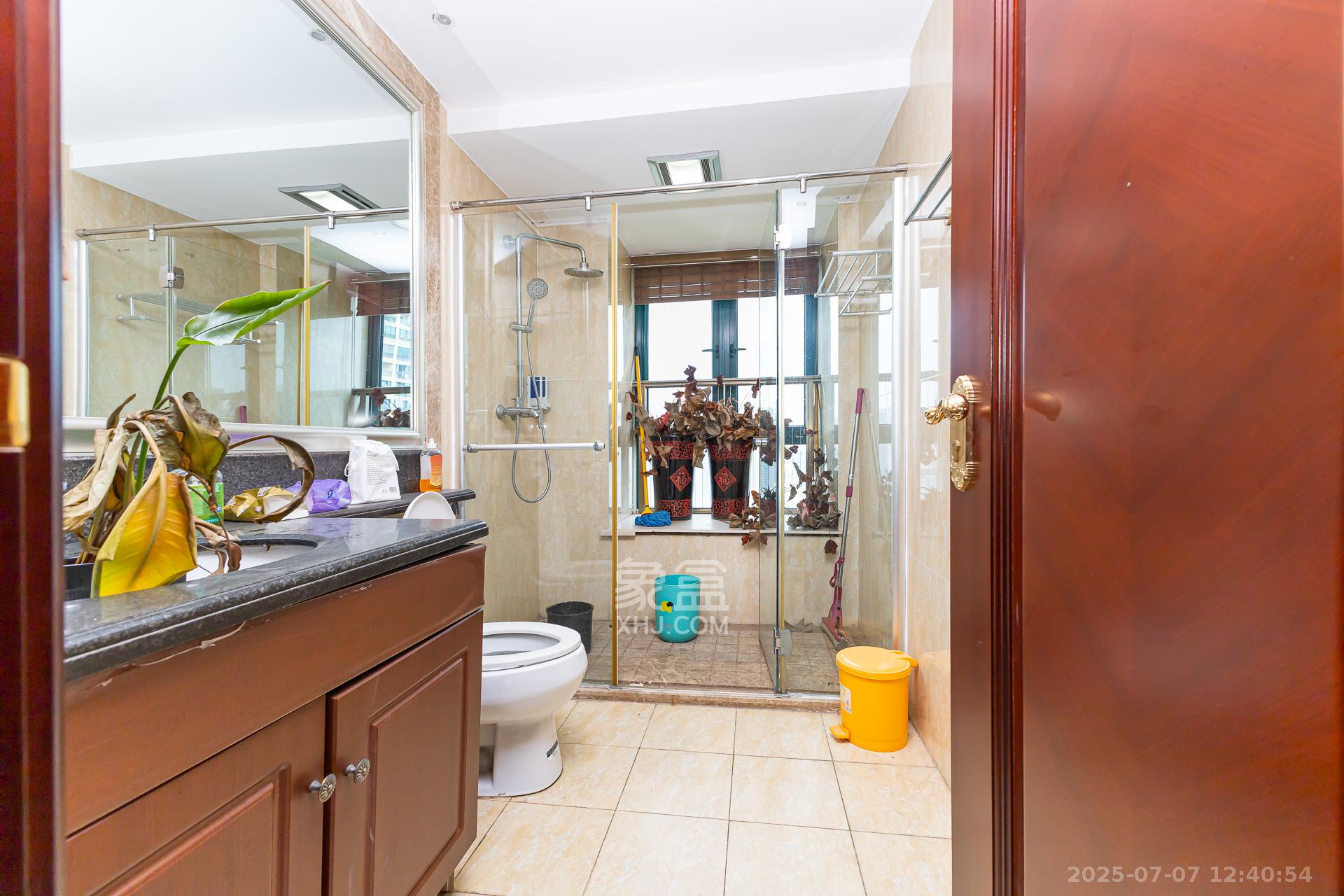 恒大名都 4室2厅4卫 200.0万 恒大名都 4室2厅4卫 200.0万卫生间