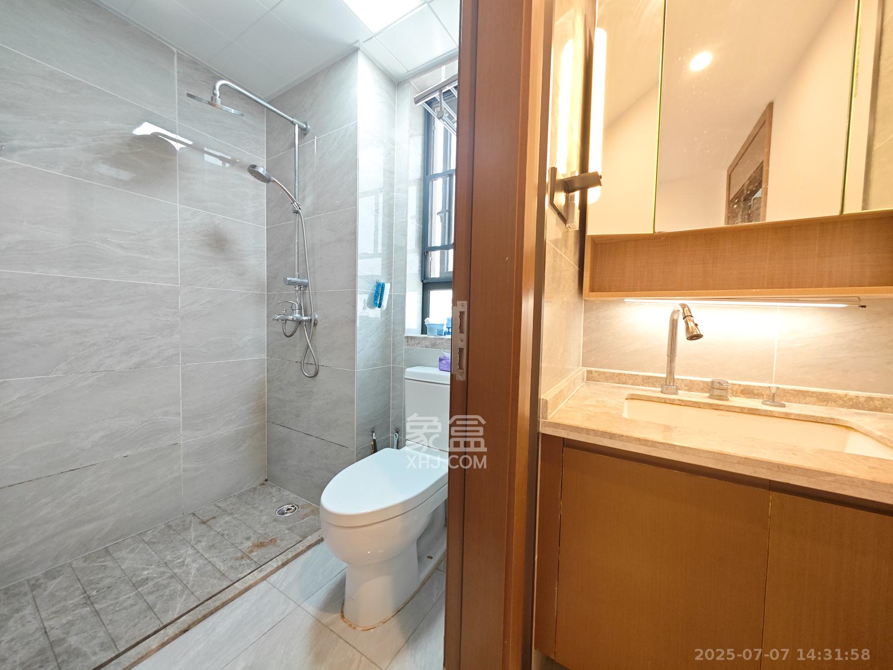 万科魅力之城天阔里  4室2厅2卫    180.0万 万科魅力之城天阔里  4室2厅2卫    180.0万卫生间