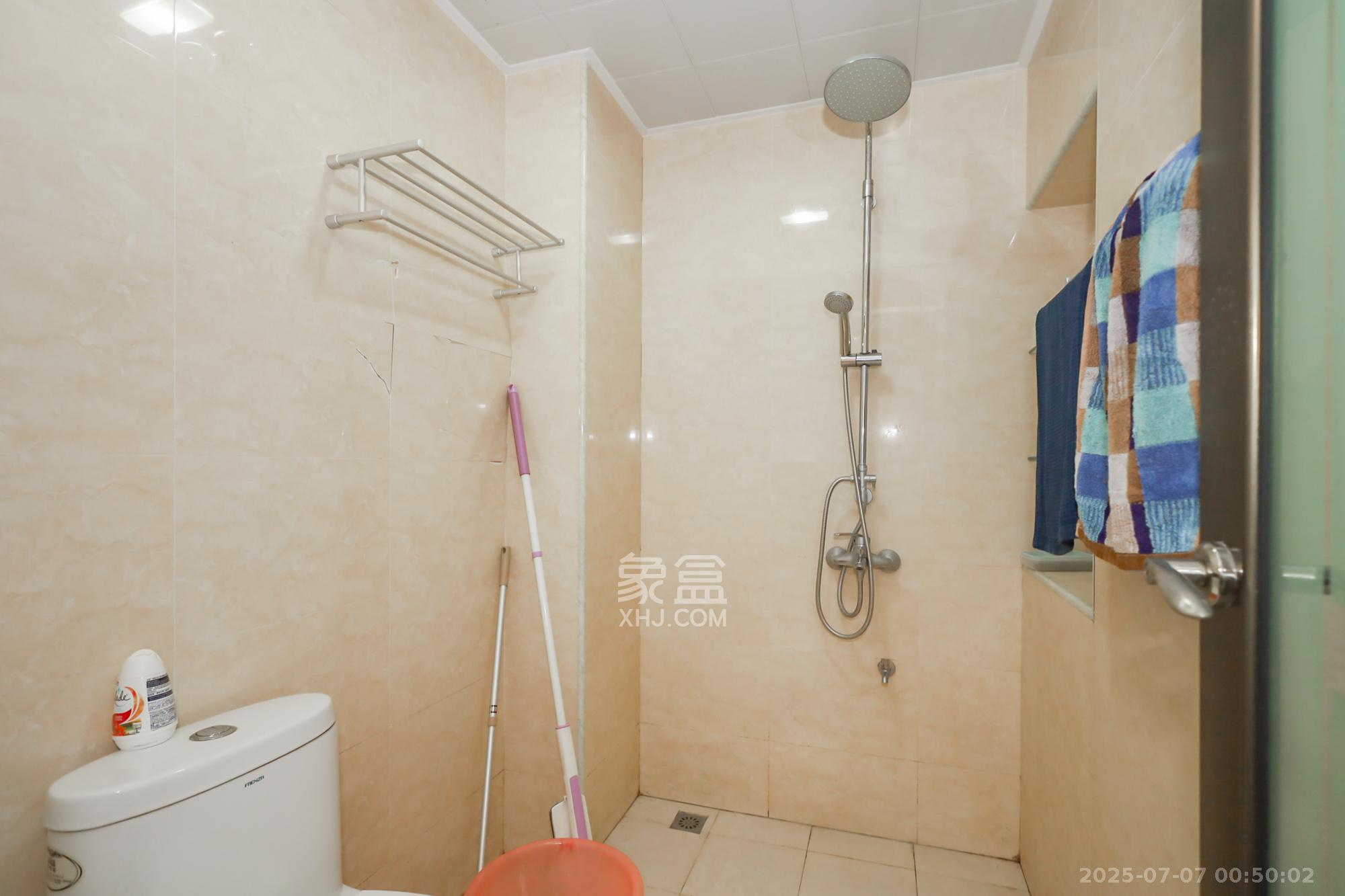 绿地中央广场 3室2厅1卫 116.00万 绿地中央广场 3室2厅1卫 116.00万卫生间