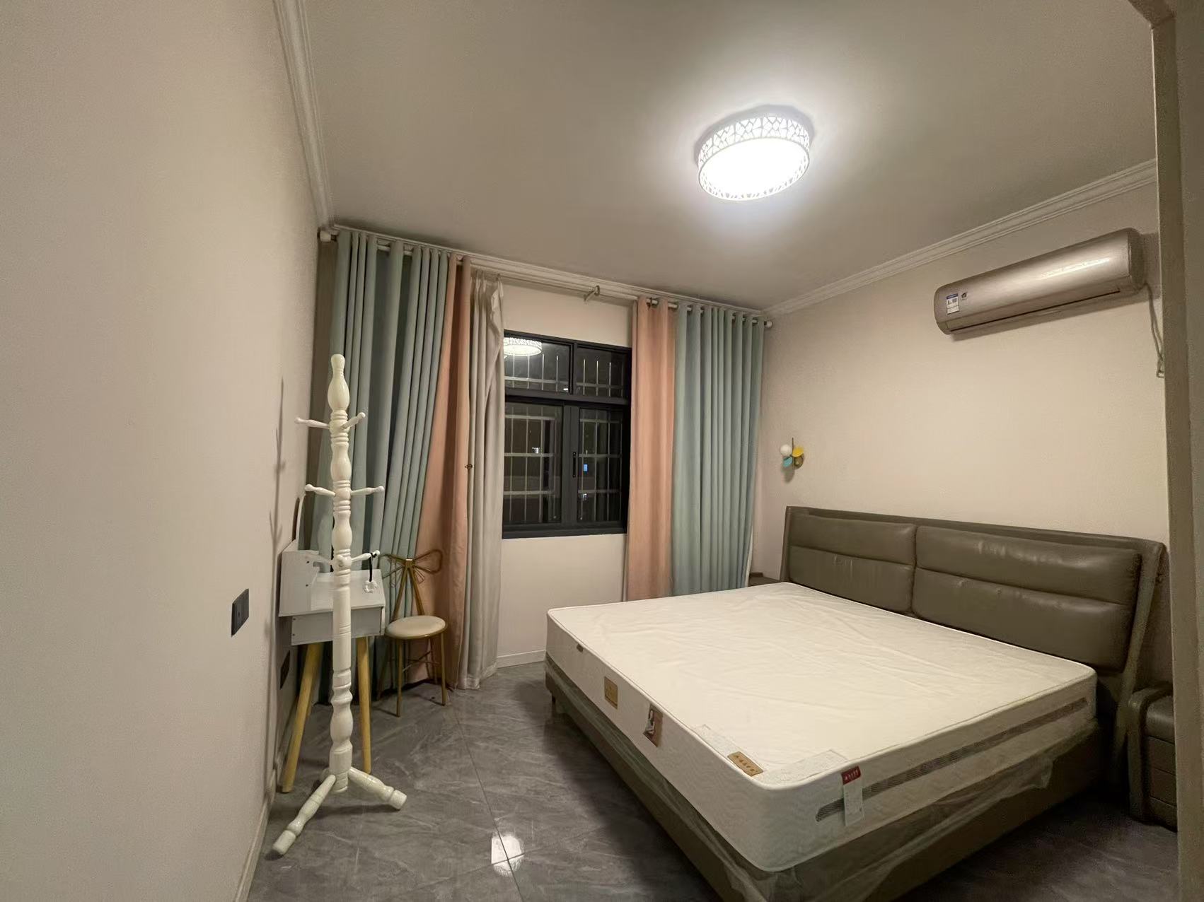 东山领秀 4室2厅2卫 76.0万 东山领秀 4室2厅2卫 76.0万卧室