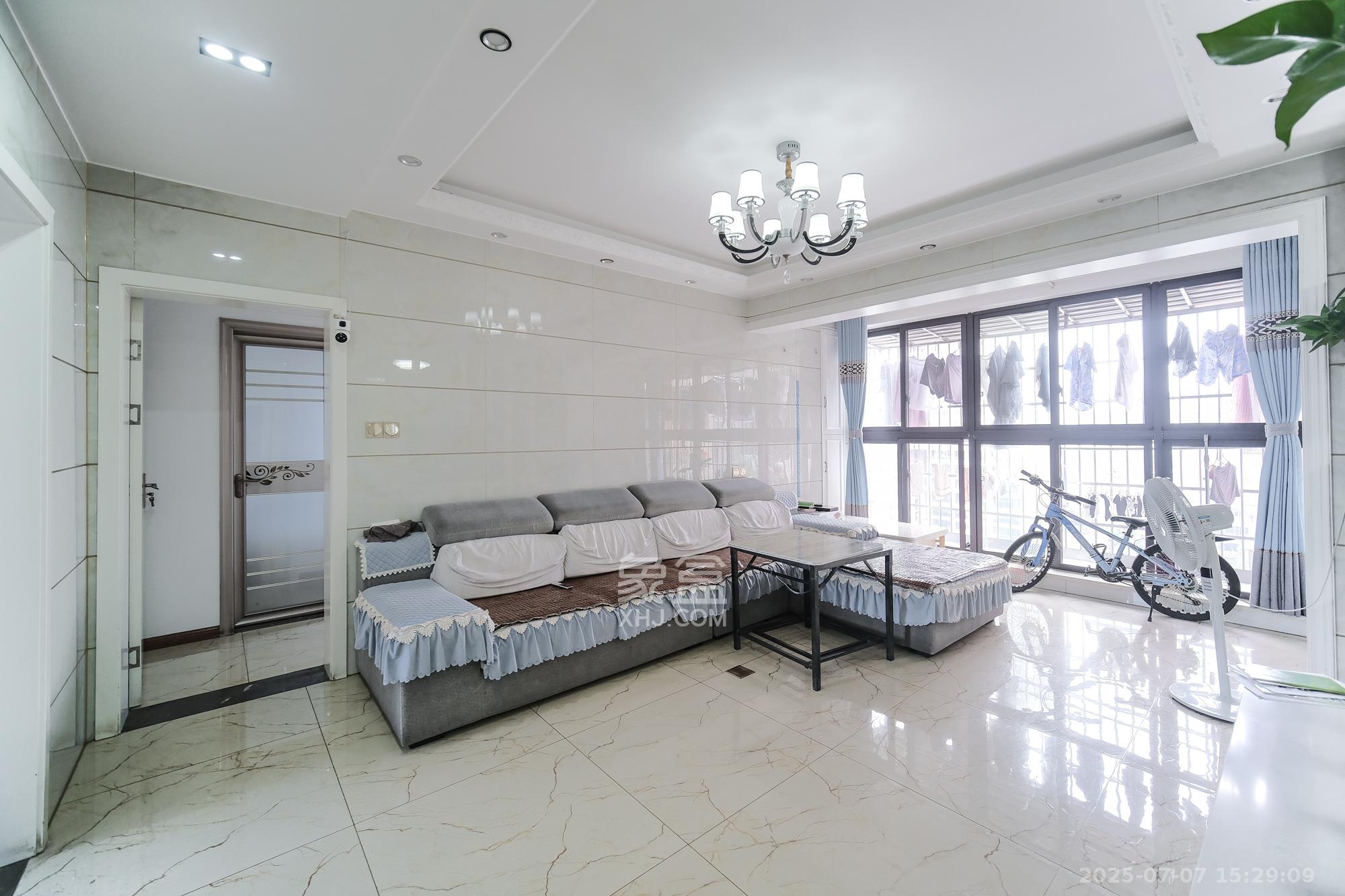 盛地春天里 4室2厅2卫 65.0万 盛地春天里 4室2厅2卫 65.0万客厅