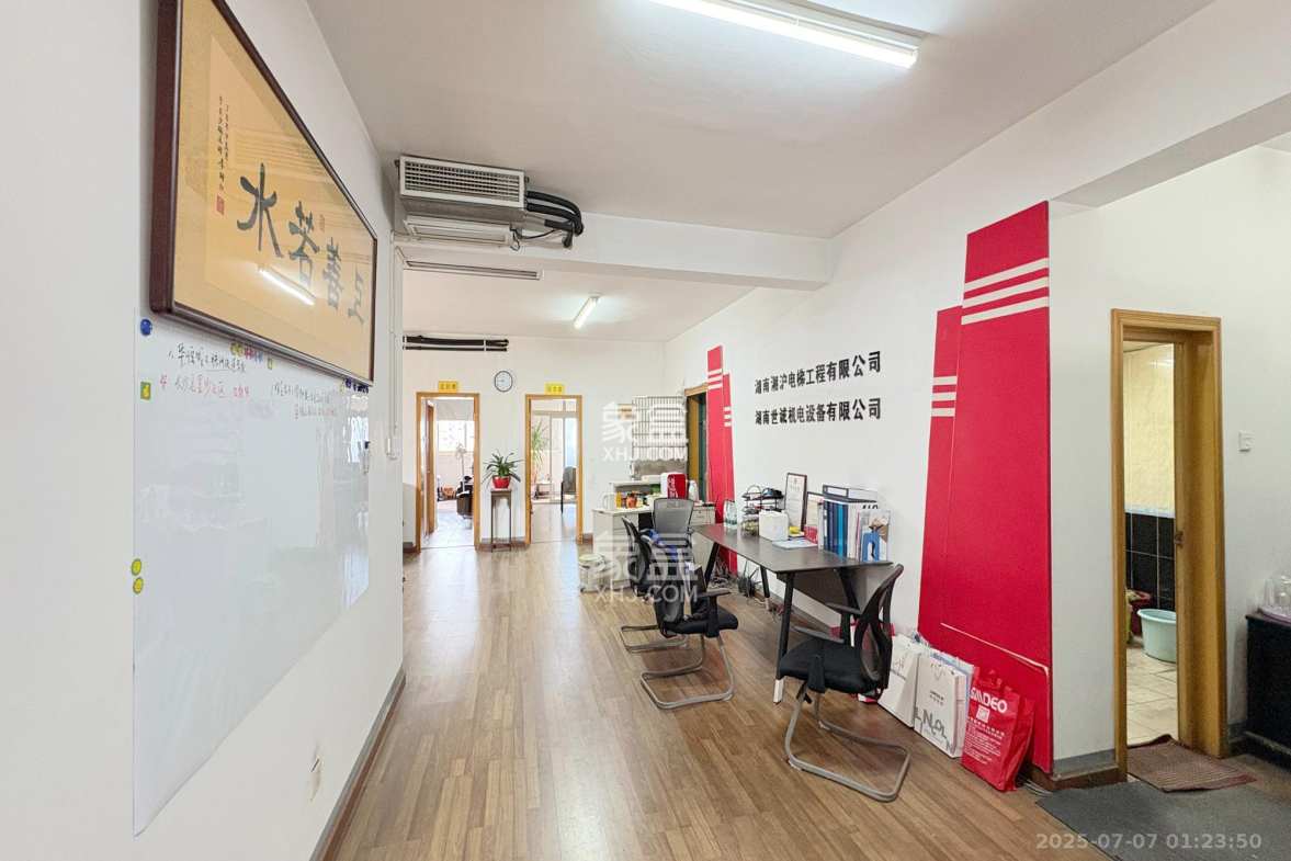 定王府  5室2厅2卫    155.0万 定王府  5室2厅2卫    155.0万客厅