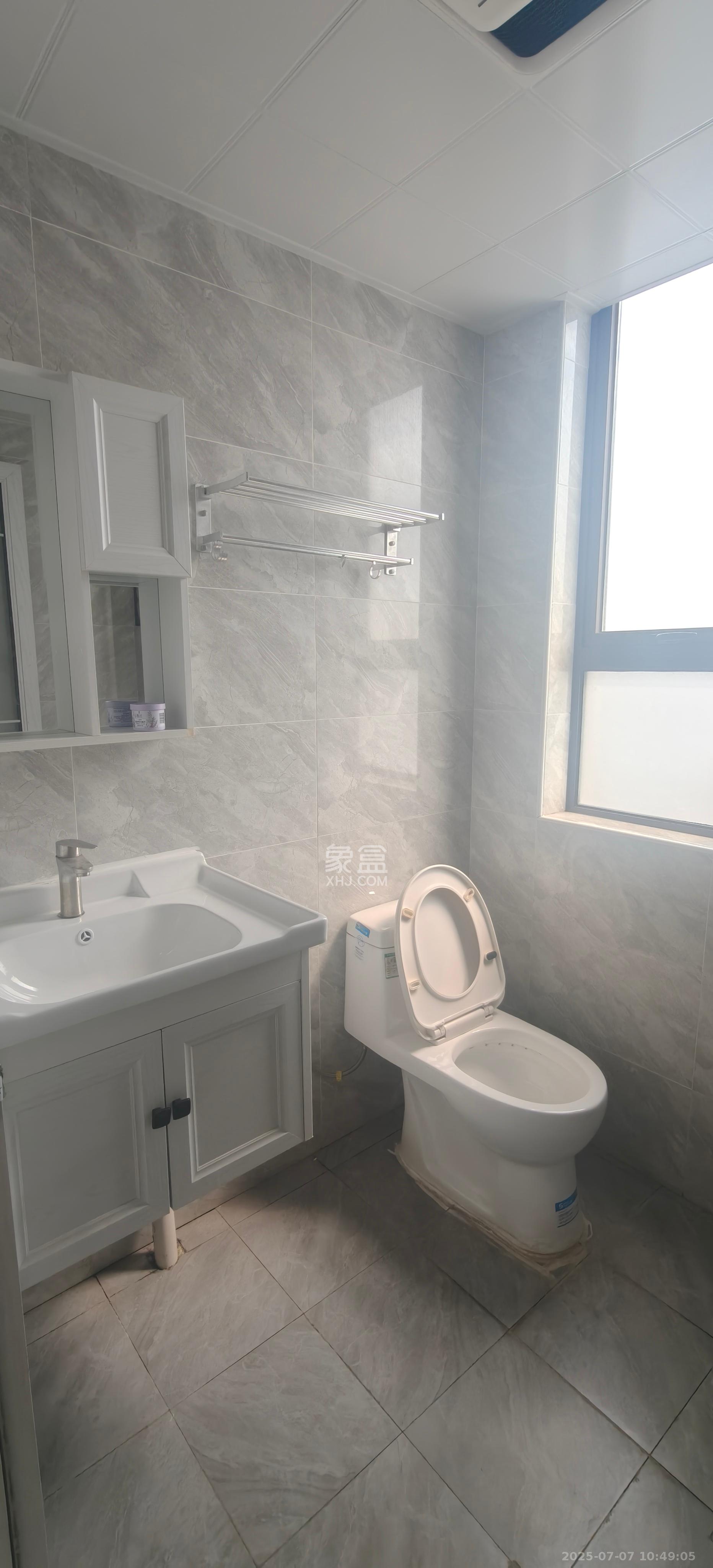 鸿海公园里  3室2厅2卫    1800.0元/月 鸿海公园里  3室2厅2卫    1800.0元/月室内图