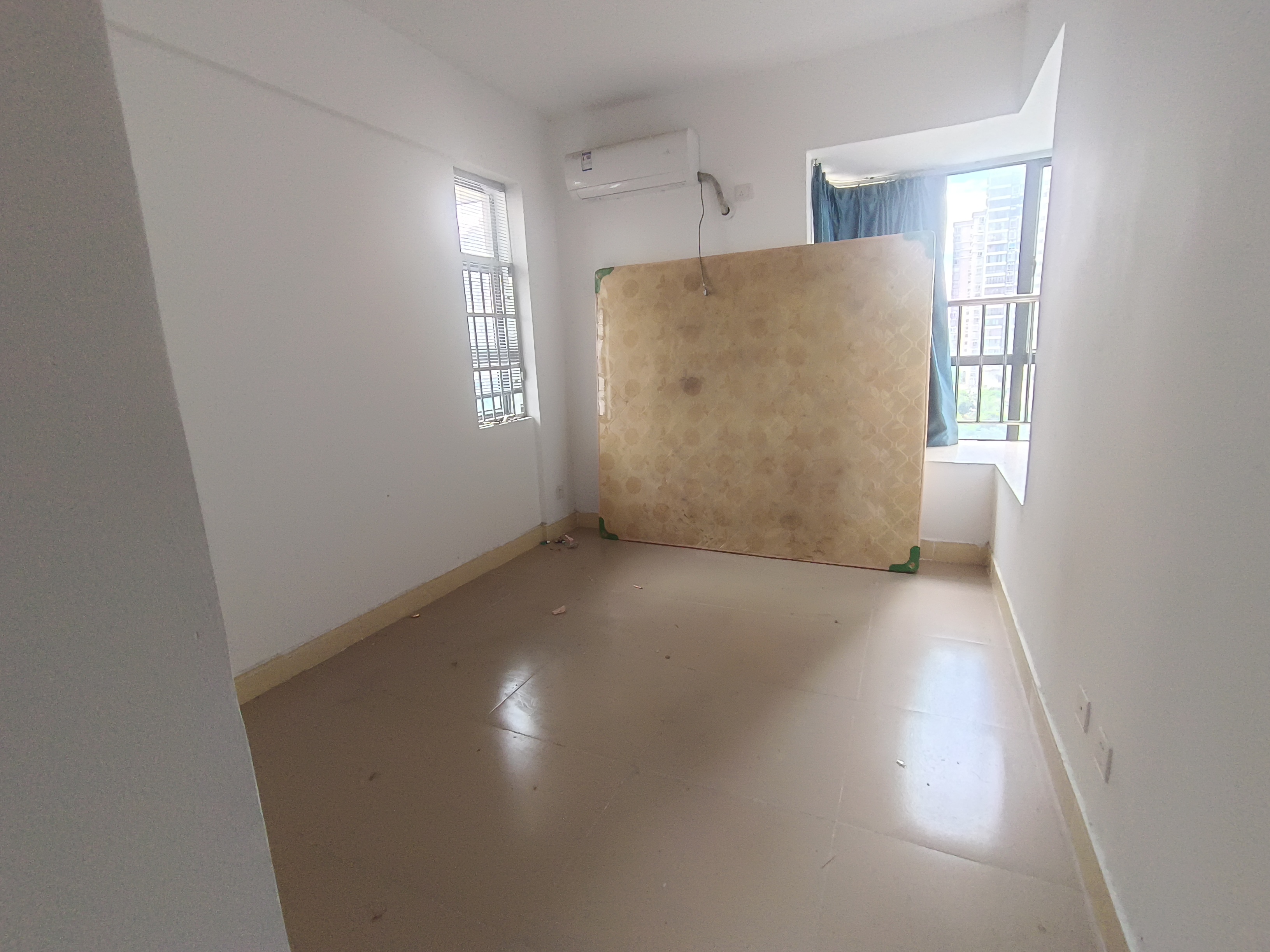 红城湖延长线(别名:滨江华庭) 2室2厅1卫 95.0万 红城湖延长线(别名:滨江华庭) 2室2厅1卫 95.0万客厅