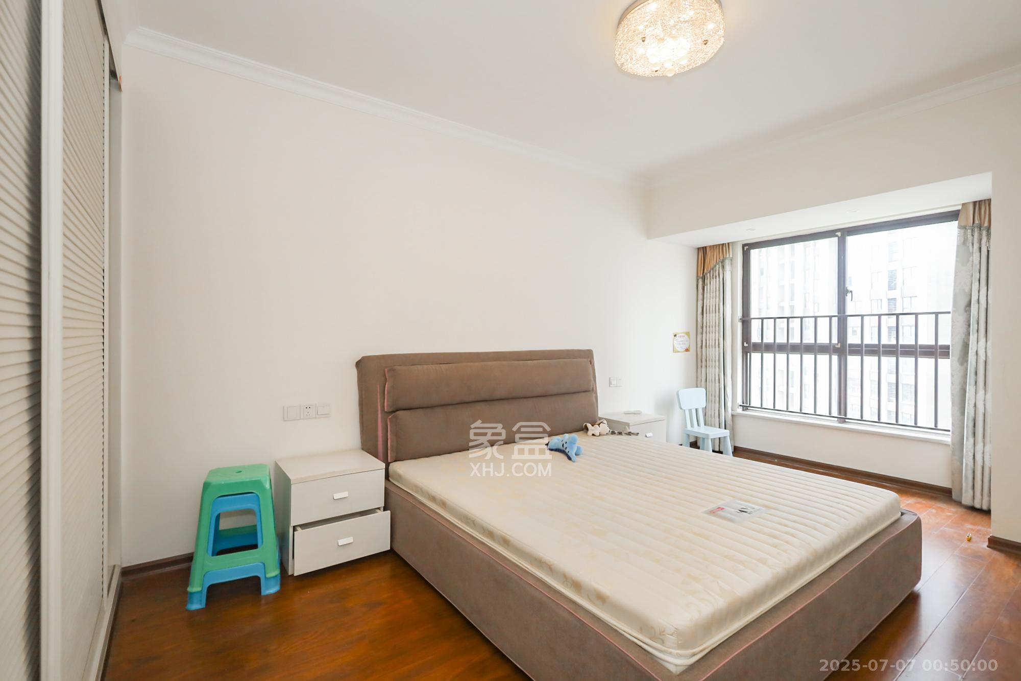 绿地中央广场 3室2厅1卫 116.00万 绿地中央广场 3室2厅1卫 116.00万卧室