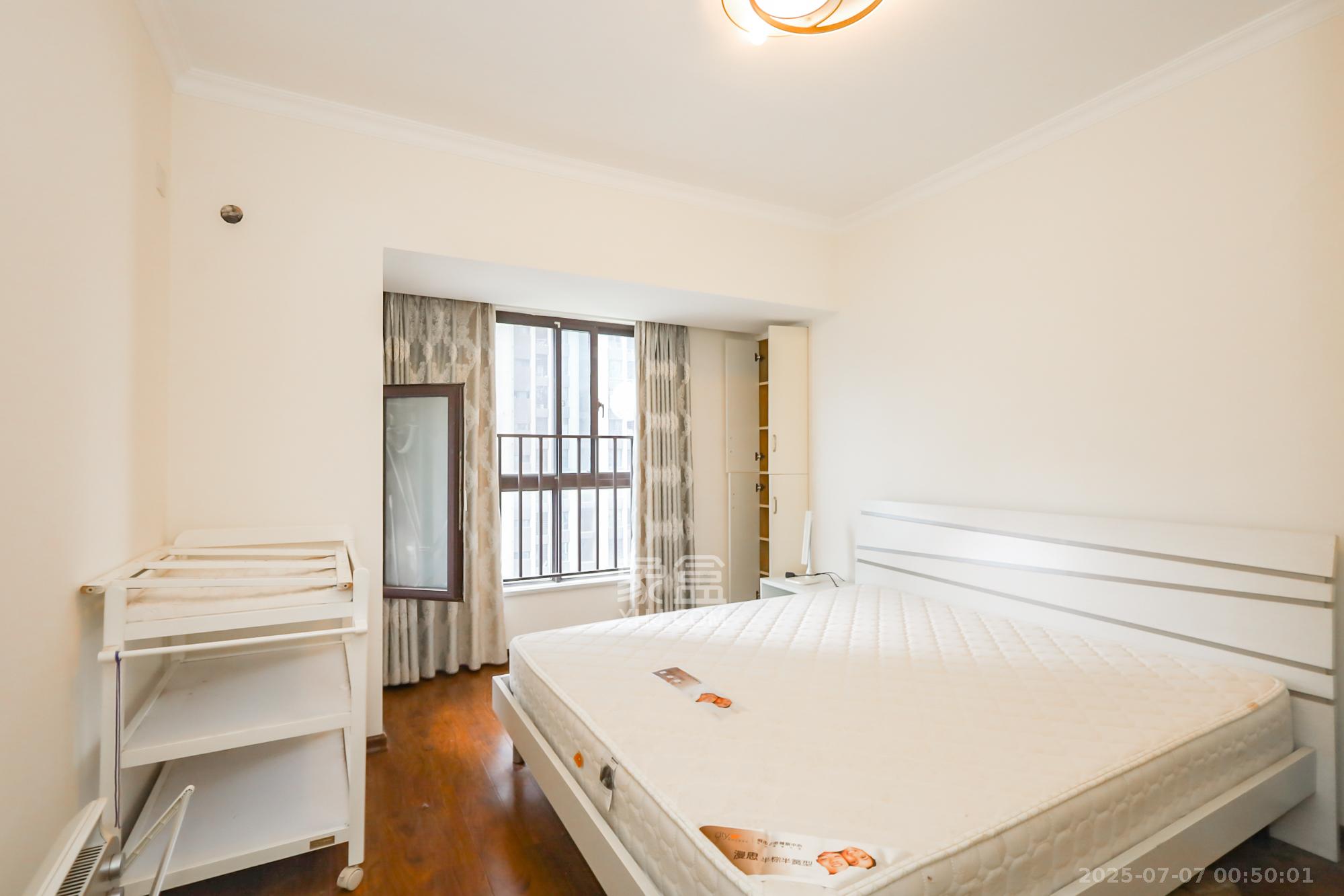 绿地中央广场 3室2厅1卫 116.00万 绿地中央广场 3室2厅1卫 116.00万卧室