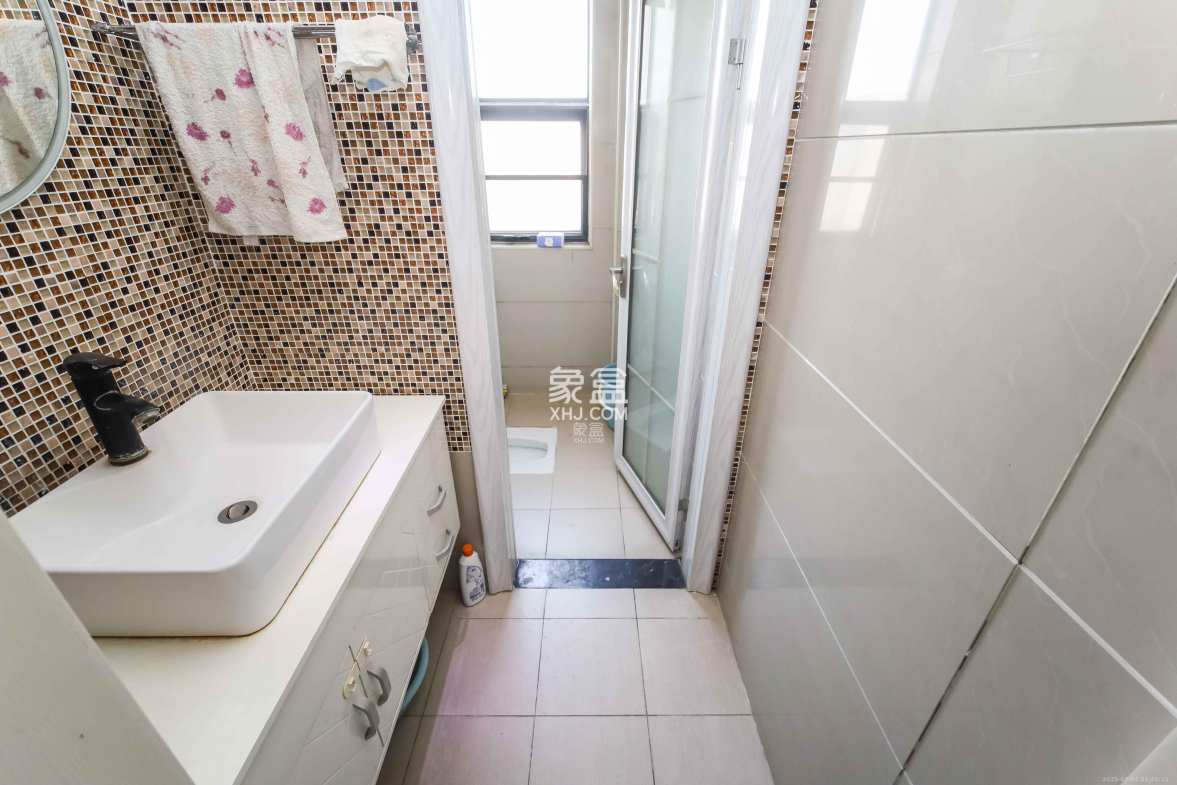 天平公寓(芙蓉区高级人民法院老宿舍)  3室2厅2卫    115.0万 天平公寓(芙蓉区高级人民法院老宿舍)  3室2厅2卫    115.0万卫生间