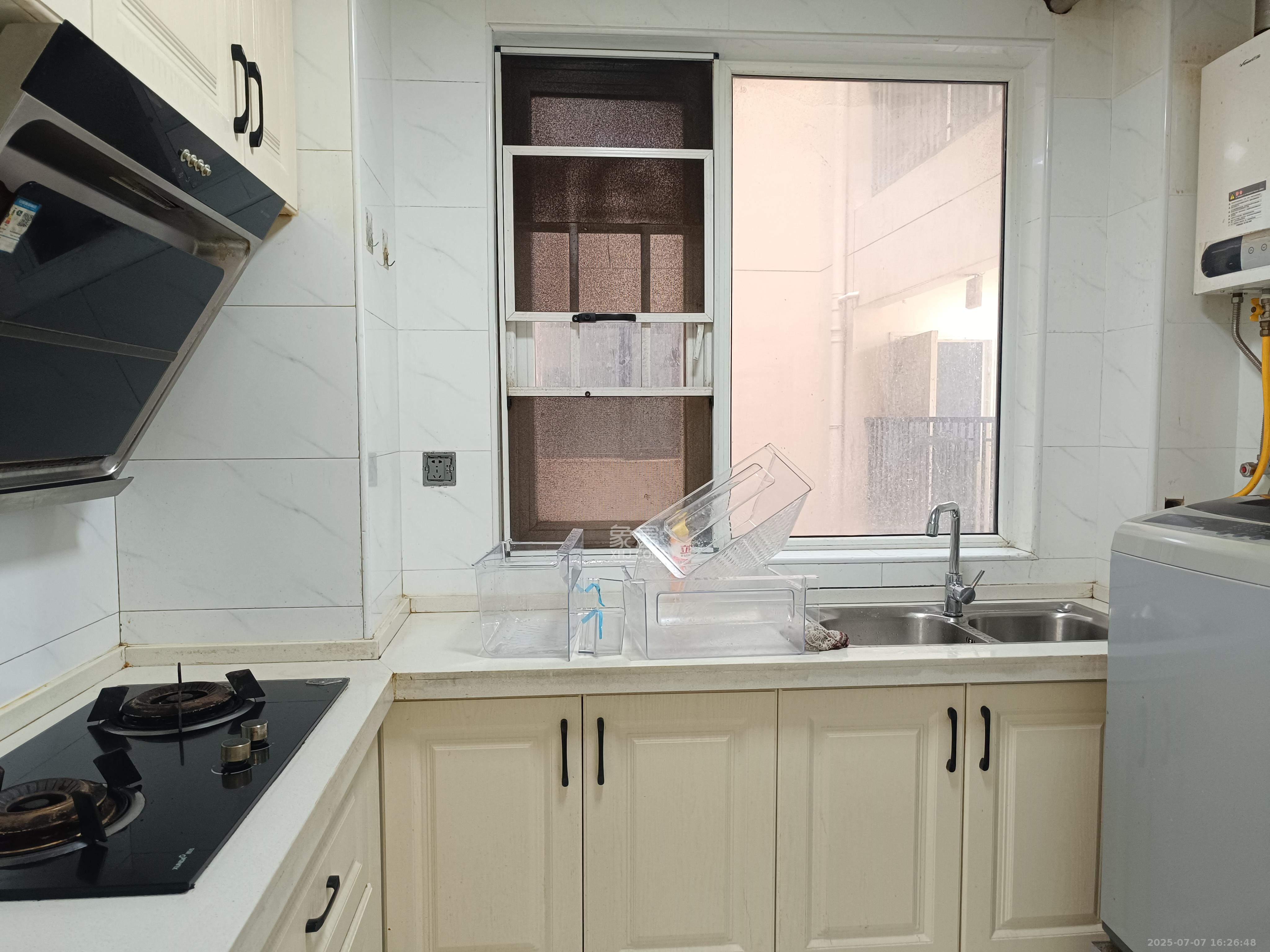 绿地之窗  3室2厅2卫    2100.0元/月室内图