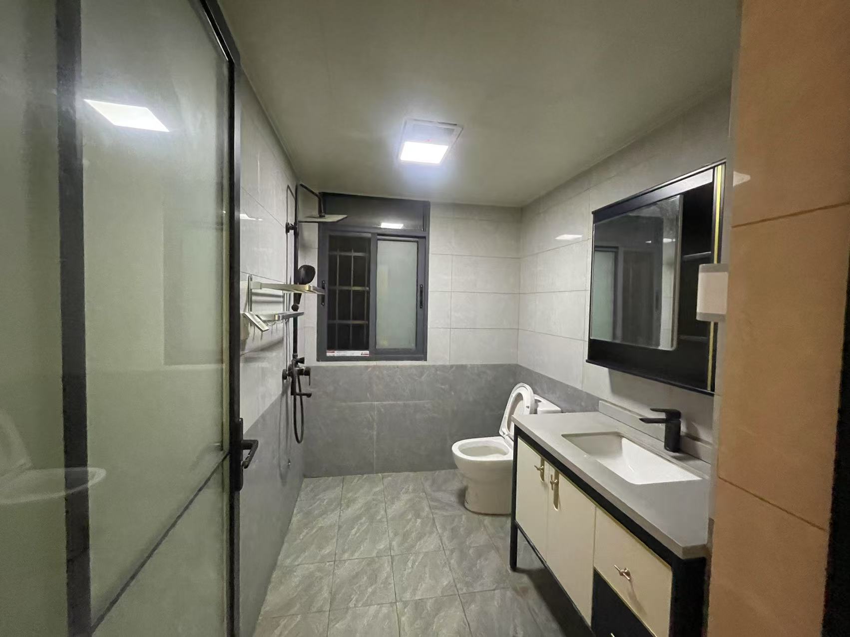 东山领秀 4室2厅2卫 76.0万 东山领秀 4室2厅2卫 76.0万卫生间