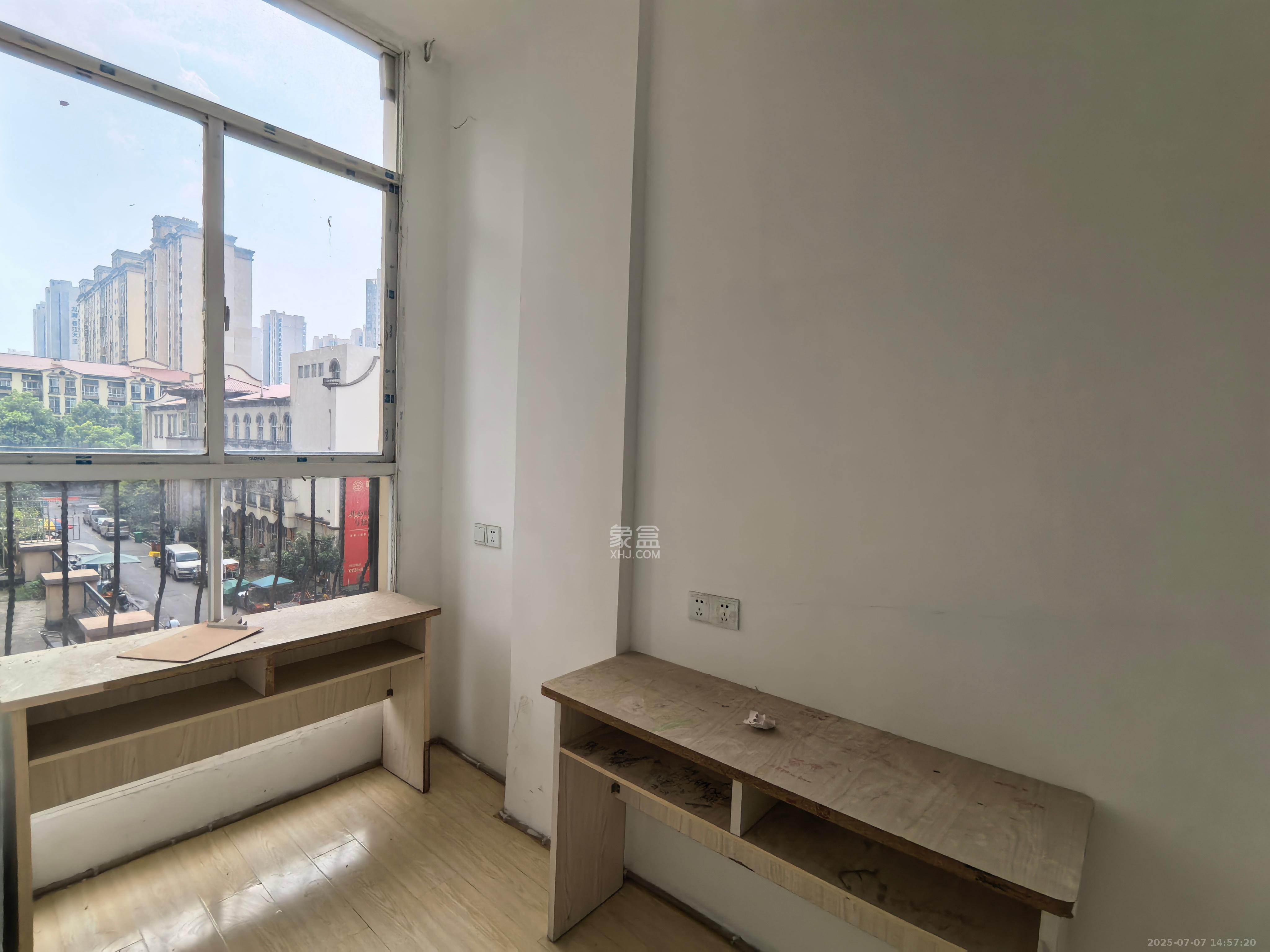 万国城(当代满庭春MOMA)三期  1室1厅0卫    1600.0元/月 万国城(当代满庭春MOMA)三期  1室1厅0卫    1600.0元/月室内图