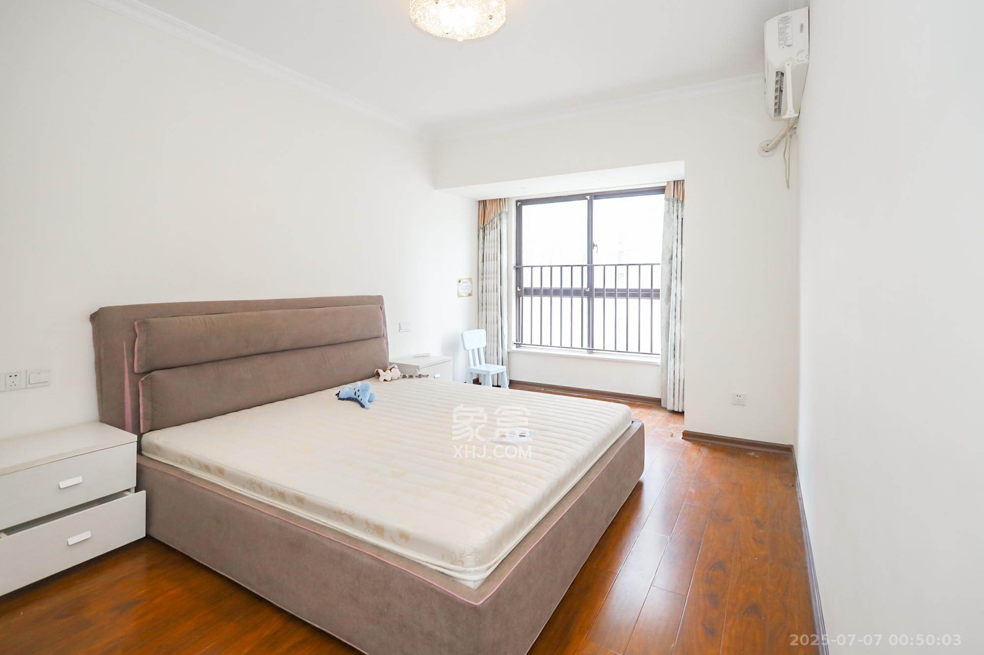 绿地中央广场 3室2厅1卫 116.00万 绿地中央广场 3室2厅1卫 116.00万卧室