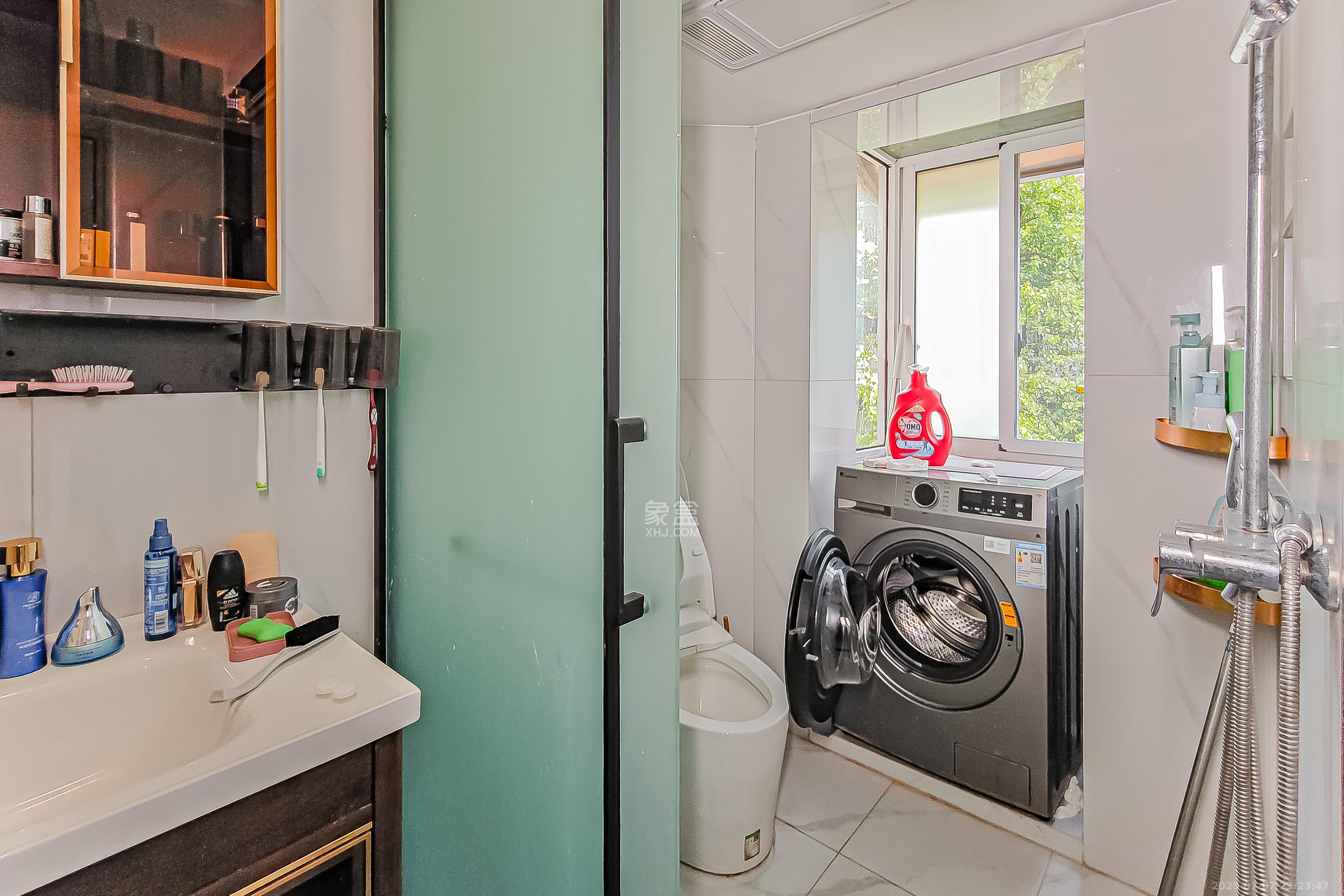 东瓜山二村 2室1厅1卫 62.0万 东瓜山二村 2室1厅1卫 62.0万卫生间