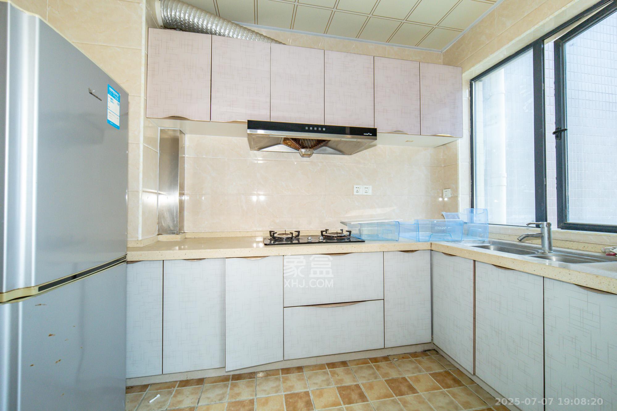 蓝山郡  4室2厅1卫    89.8万 蓝山郡  4室2厅1卫    89.8万厨房