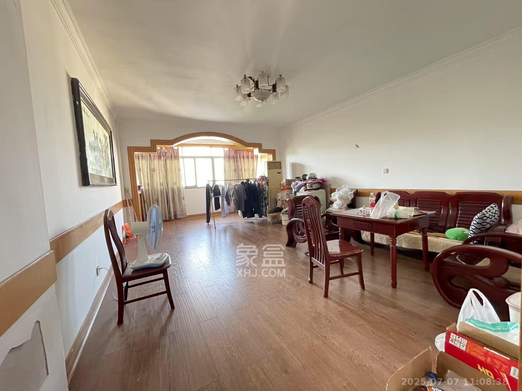 红旗区四片  3室2厅2卫    2100.0元/月 红旗区四片  3室2厅2卫    2100.0元/月室内图